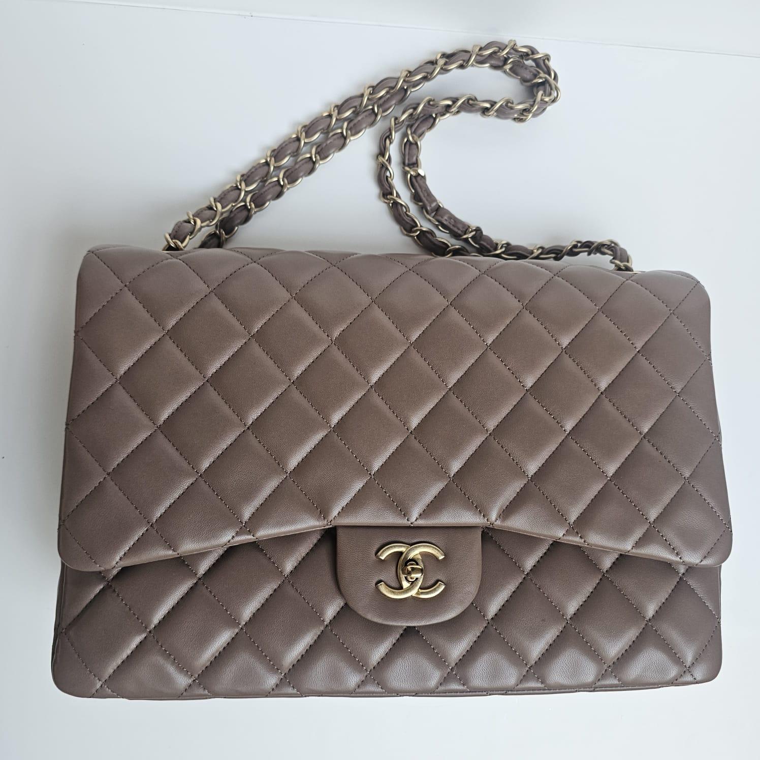 2010 Chanel Taupe Lammfell gesteppt Maxi einzelne Klappe Tasche Damen im Angebot
