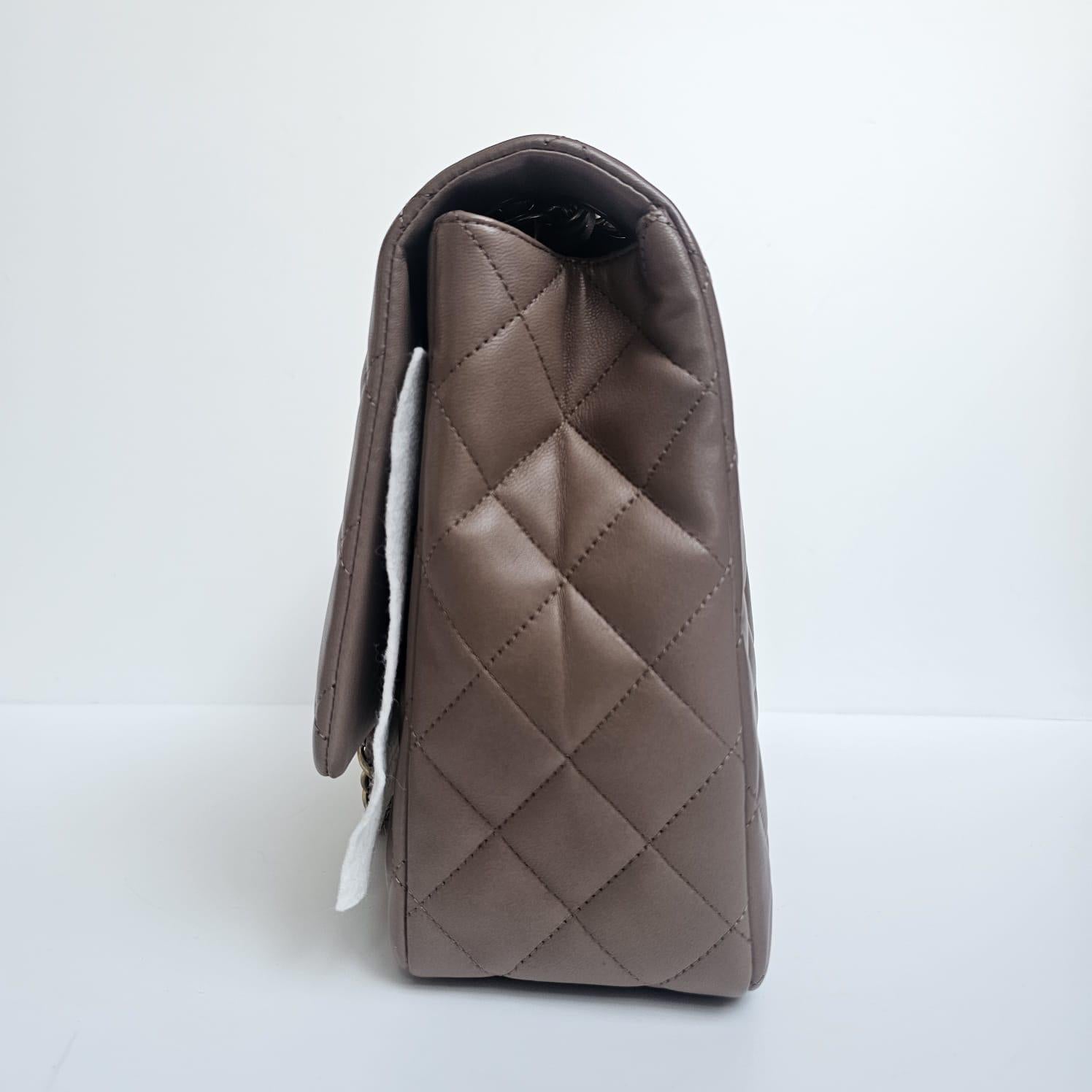 2010 Chanel Taupe Lammfell gesteppt Maxi einzelne Klappe Tasche im Angebot 1