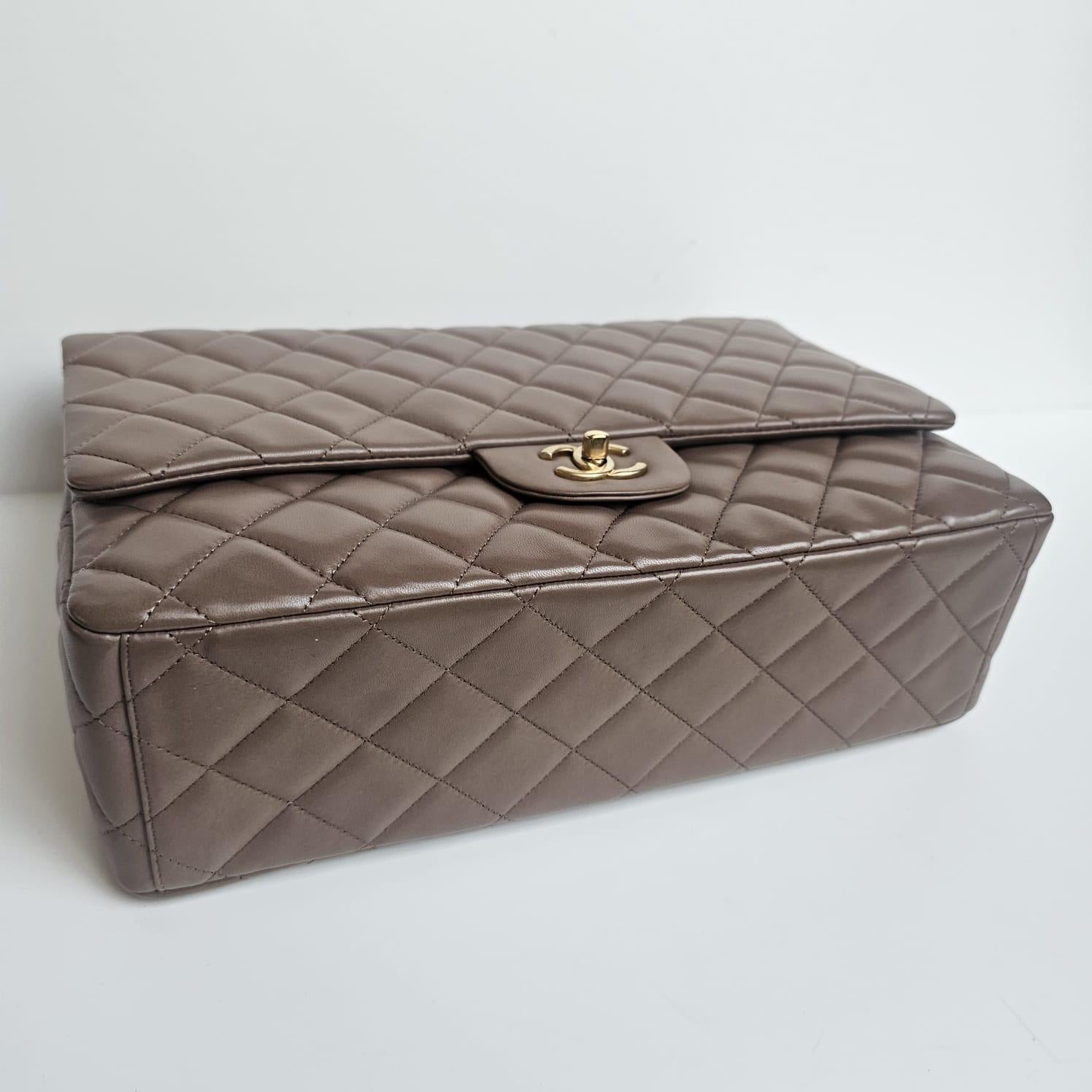 2010 Chanel Taupe Lammfell gesteppt Maxi einzelne Klappe Tasche im Angebot 2