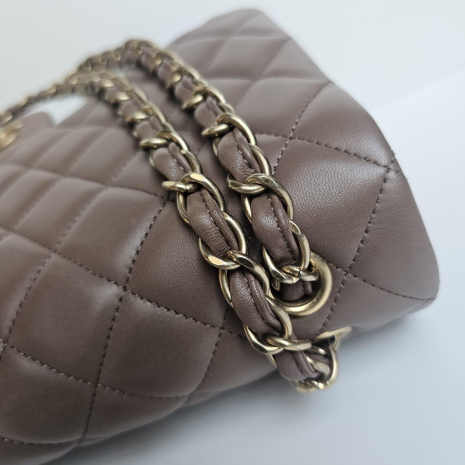 2010 Chanel Taupe Lammfell gesteppt Maxi einzelne Klappe Tasche im Angebot 3