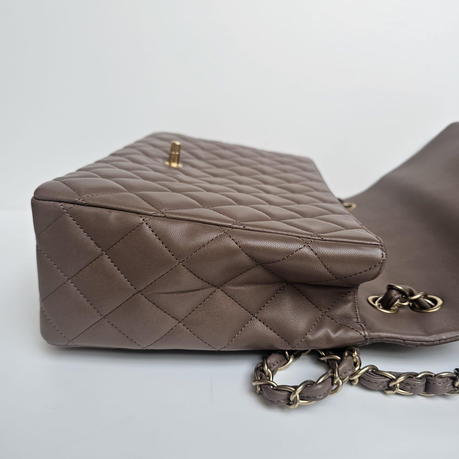 2010 Chanel Taupe Lammfell gesteppt Maxi einzelne Klappe Tasche im Angebot 4