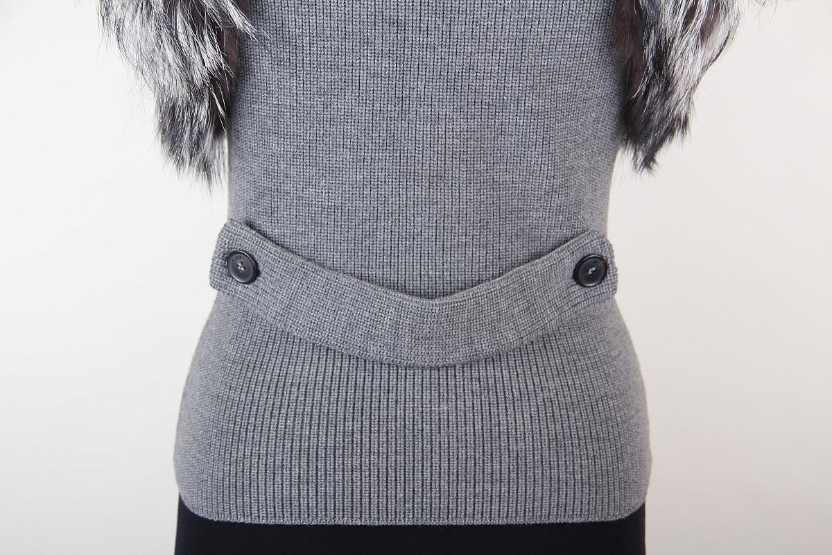 Gilet de fourrure Christian Dior 2010
Épaules : 36 cm / 14.17 in
Aisselles : 40 cm / 15.75 in
Longueur : 48 cm

Détails : boutons de marque
Le gilet est intemporel, très élégant et magnifique.
Couleur : gris
Composition : 100% laine, fourrure de