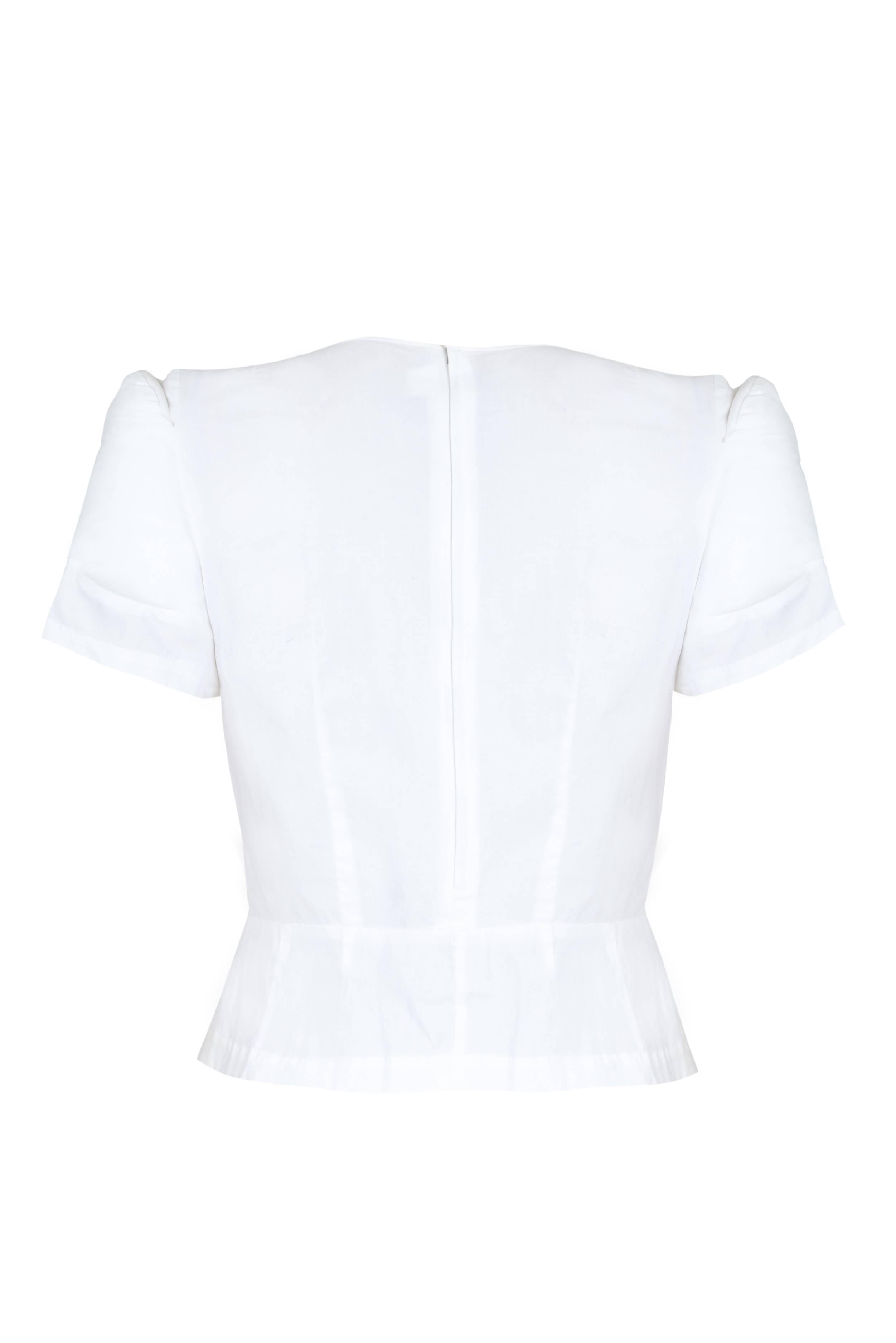 Questo top d'avanguardia di Comme des Garçons è stato creato nell'ambito della collezione Autunno 2010.  Molti dei look in passerella presentavano un'insolita costruzione a pannelli, un codice ben definito del marchio fondato da Rei Kawakubo.  Vogue