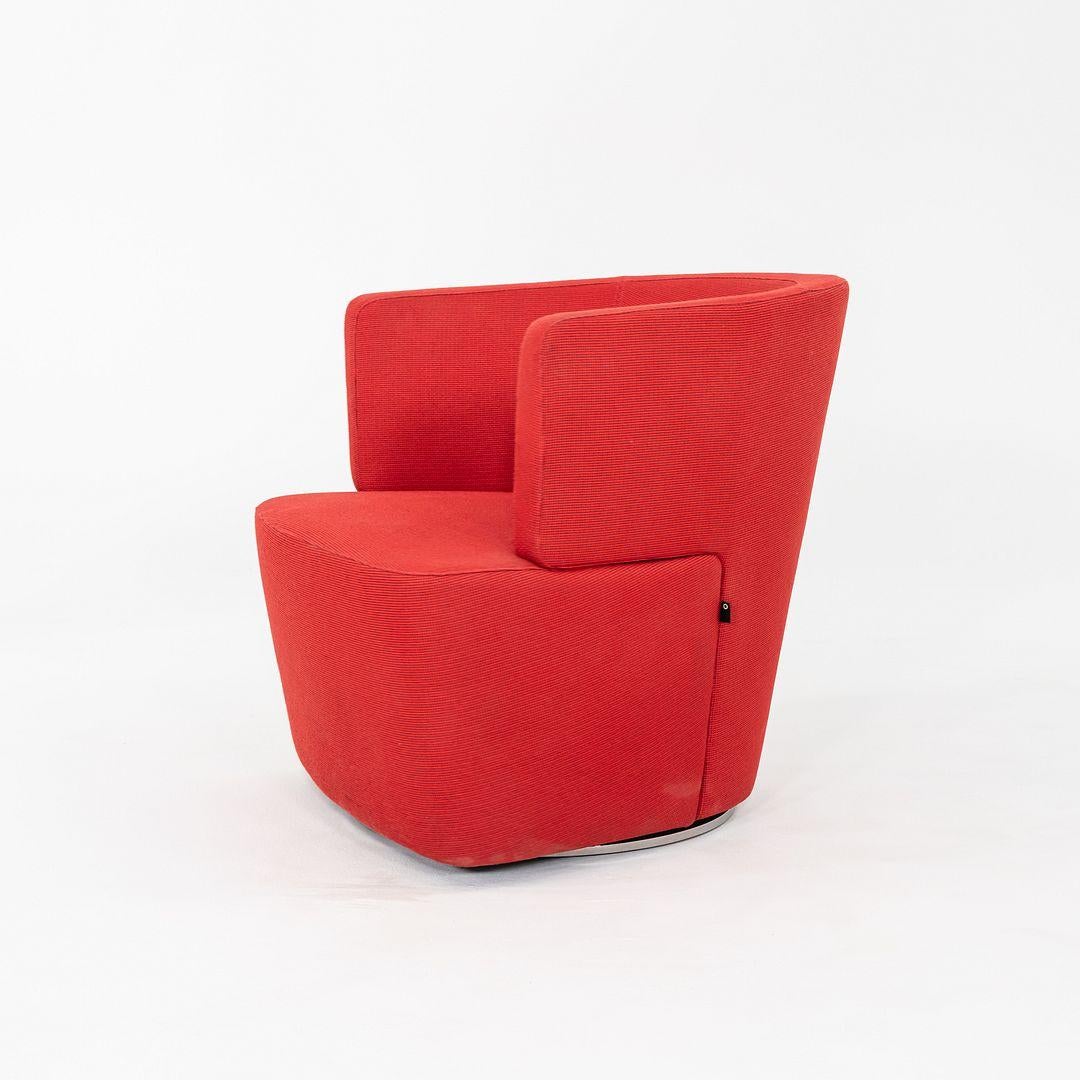Dies ist ein Joel Swivel Lounge Chair, der ursprünglich von EOOS in Deutschland für Walter Knoll entworfen und in den USA von Coalesse vertrieben wurde. Diese Exemplare wurden im Jahr 2010 hergestellt. Ihr Design besteht aus einem zweiteiligen