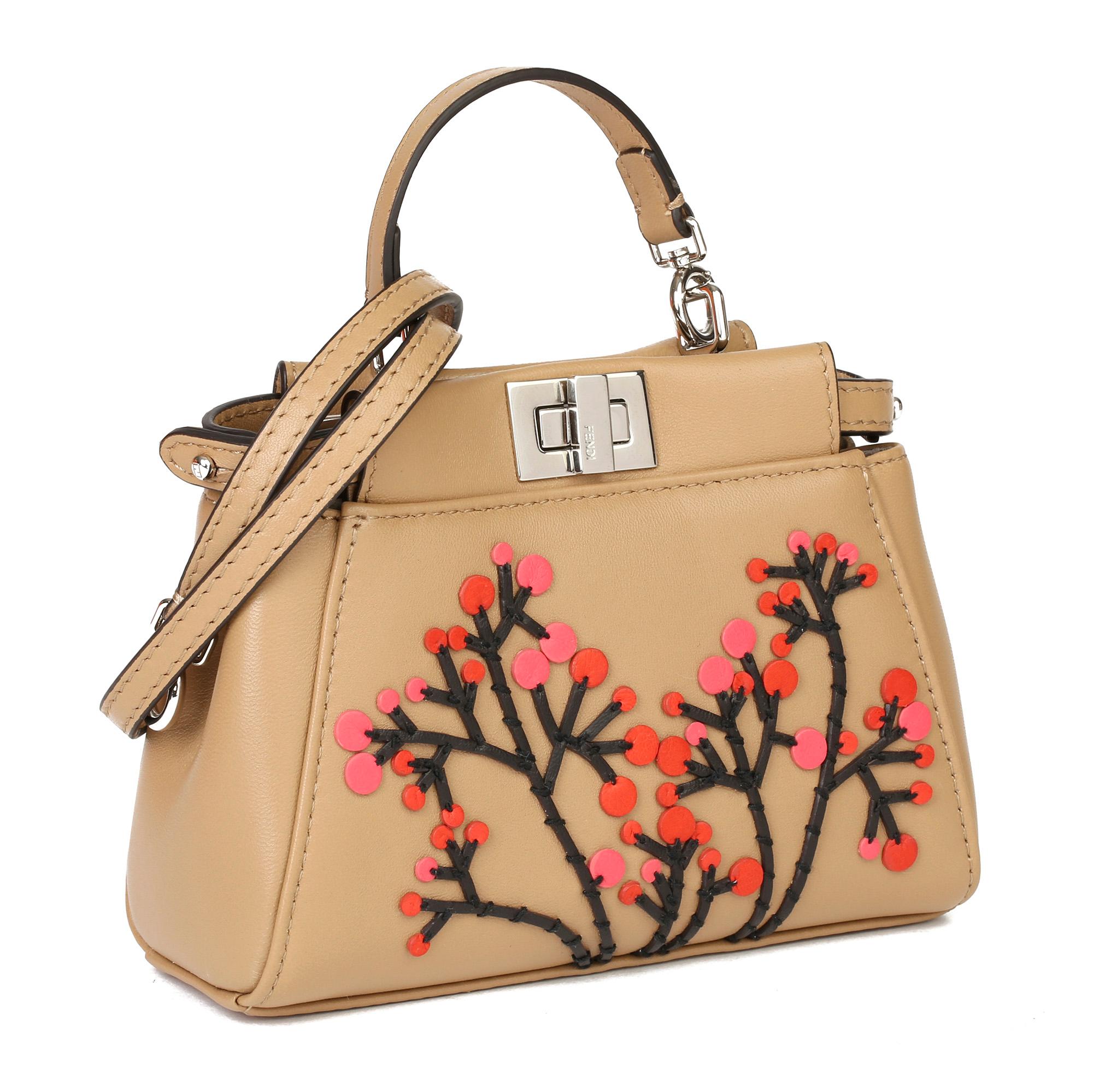 FENDI
Beige Nappaleder Botanical Garden Floral Embroidered Micro Peekaboo

Xupes Referenz: CB334
Seriennummer: 8M0355-SGB-169-10429
Alter (ca.): 2010
Begleitet von: Fendi Staubbeutel:: Pflegeheft
Authentizitätsdetails: Datumsstempel (Made in
