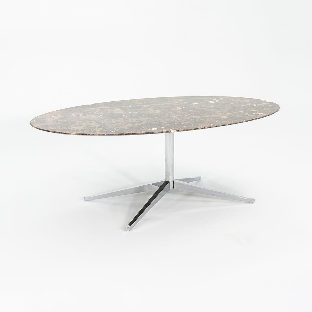 Il s'agit d'une table de conférence pour salle à manger Florence Knoll, modèle 2480T, initialement conçue en 1961. Cette pièce particulière a été produite par Knoll International en 2010. Il est doté d'une base chromée et d'un plateau en marbre