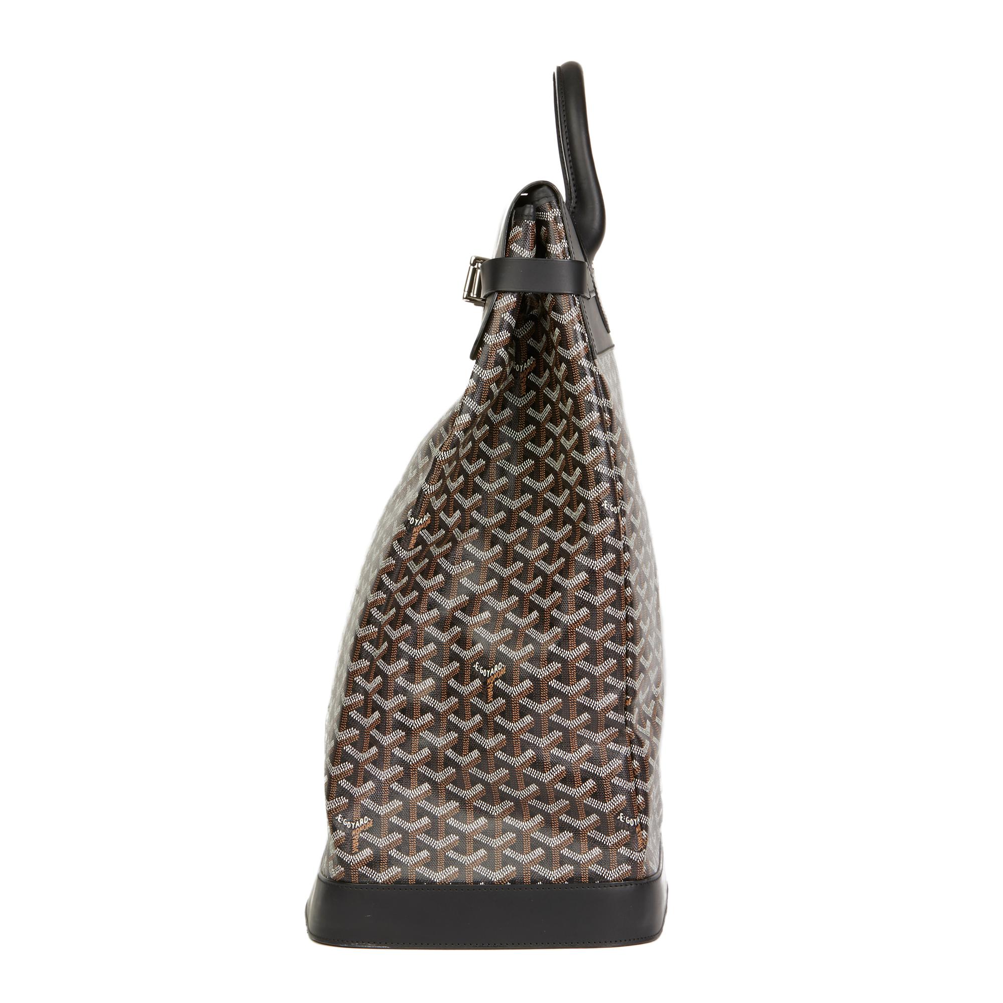 GOYARD
Black Chevron Coated Canvas Steamer

Reference: HB2563
Serial Number: ATN 020156
Age (Circa): 2010
Authenticity Details: Serial Stamp (Made in France)
Gender: Unisex
Type: Top Handle, Travel

Colour: Black
Hardware: Silver 
Material(s):