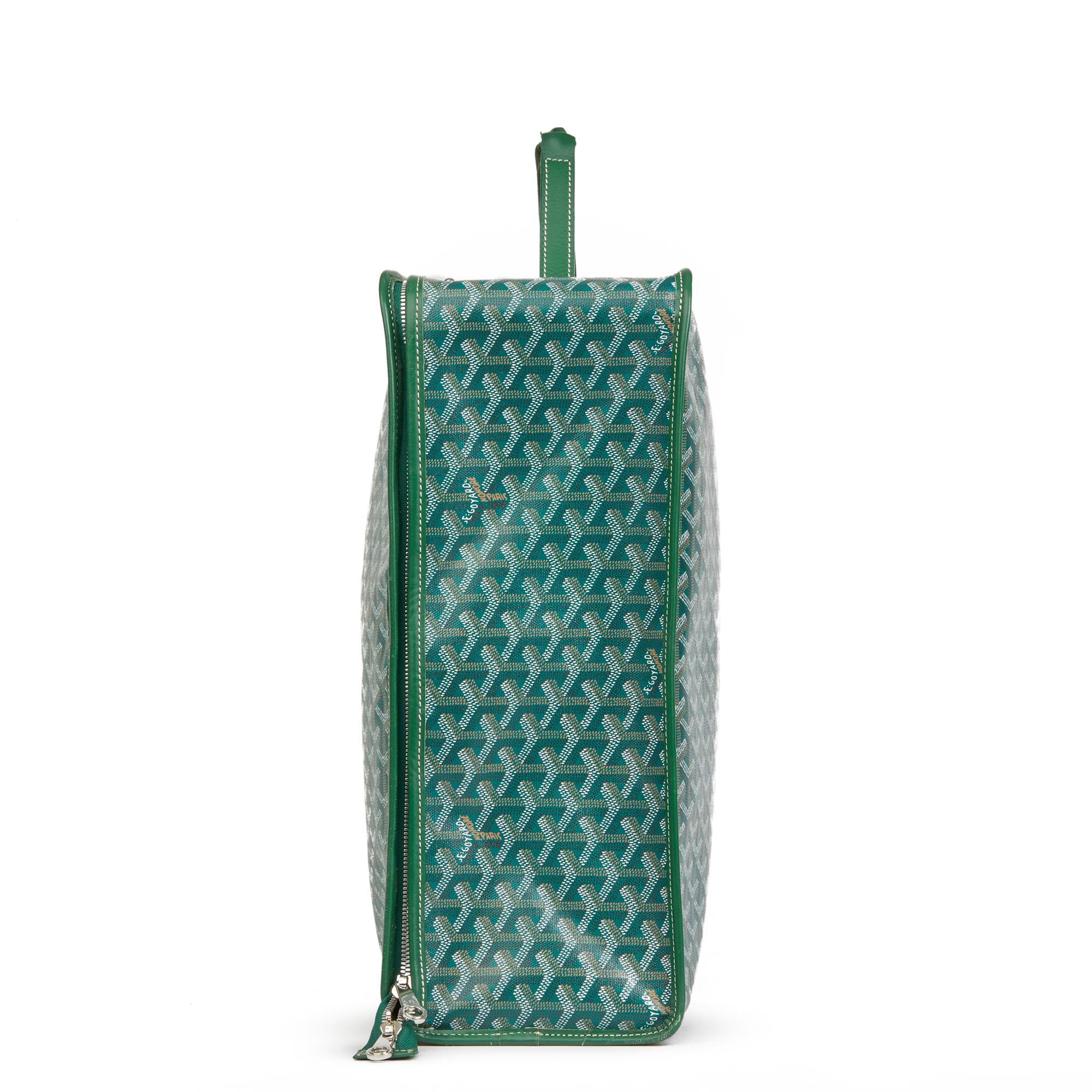 GOYARD
Green Chevron Coated Canvas Fold-Away Caravelle 60

Reference: HB2554
Serial Number: ATN 120112
Age (Circa): 2010
Authenticity Details: Serial Stamp (Made in France)
Gender: Unisex
Type: Travel

Colour: Green
Hardware: Silver 
Material(s):