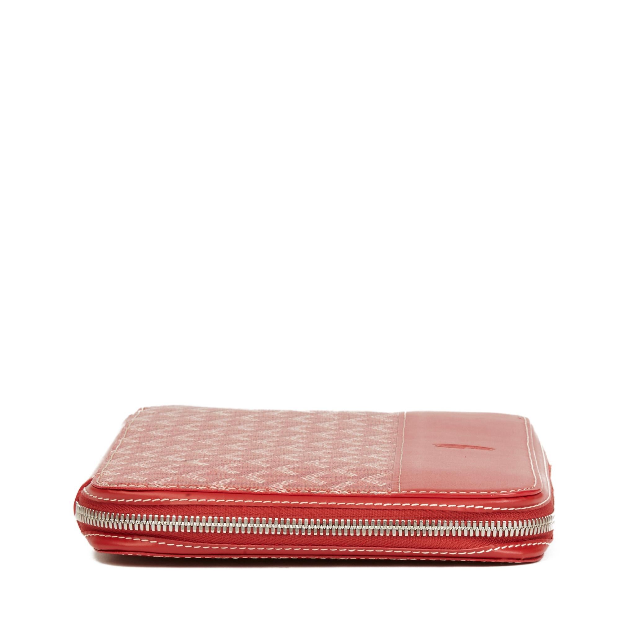 GOYARD
Red Chevron Coated Canvas Opera Wallet

Reference: HB2561
Serial Number: CHN 120121
Age (Circa): 2010
Accompanied By: Goyard Dust Bag
Authenticity Details: Serial Stamp (Made in France)
Gender: Unisex
Type: Accessory, Clutch

Colour: