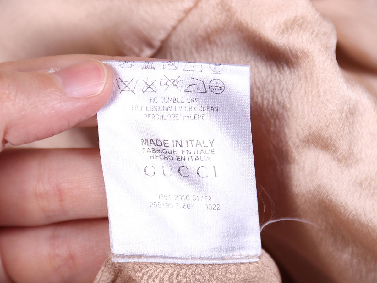 Abito in seta di Gucci

taglia 40

Le condizioni sono eccellenti, ci sono un paio di mini indizi.