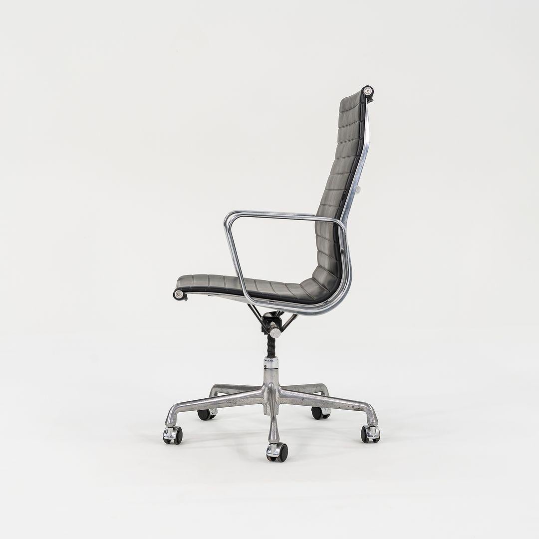 2010 Herman Miller Eames Aluminum Group Executive Desk Chairs in Naugahyde In Good Condition For Sale In Philadelphia, PA