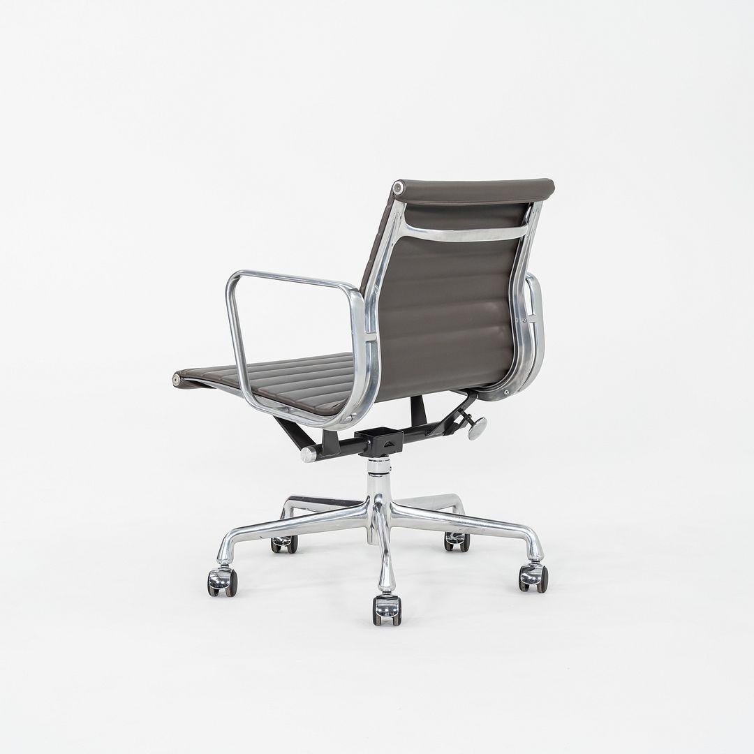 2010 Herman Miller Eames Aluminum Group Management Schreibtischstuhl in braunem Leder im Angebot 3