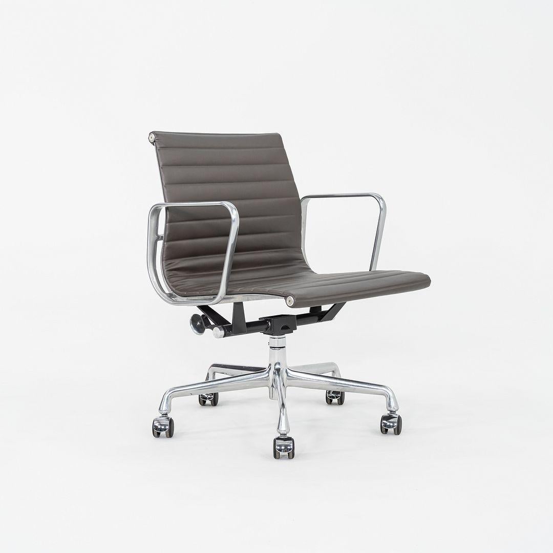 2010 Herman Miller Eames Aluminum Group Management Schreibtischstuhl in braunem Leder im Angebot 4
