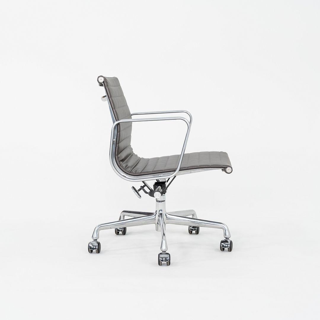 2010 Herman Miller Eames Aluminum Group Management Schreibtischstuhl in braunem Leder im Angebot 5
