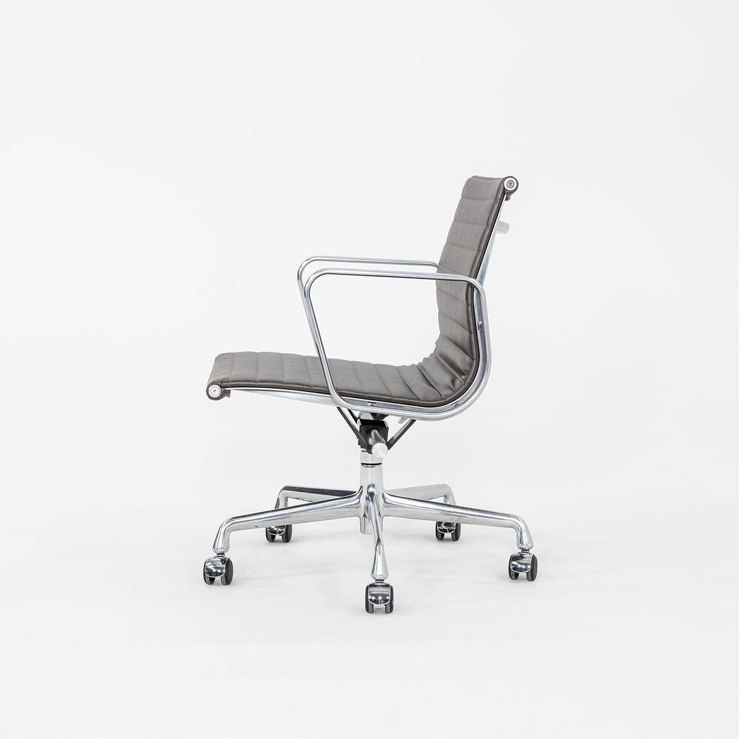Dies ist ein Eames Aluminum Group Management Chair, Modell EA335, ursprünglich entworfen von Ray und Charles Eames für Herman Miller im Jahr 1958. Dieses besondere Exemplar wurde in den 2010er Jahren hergestellt. Das Design besteht aus einem