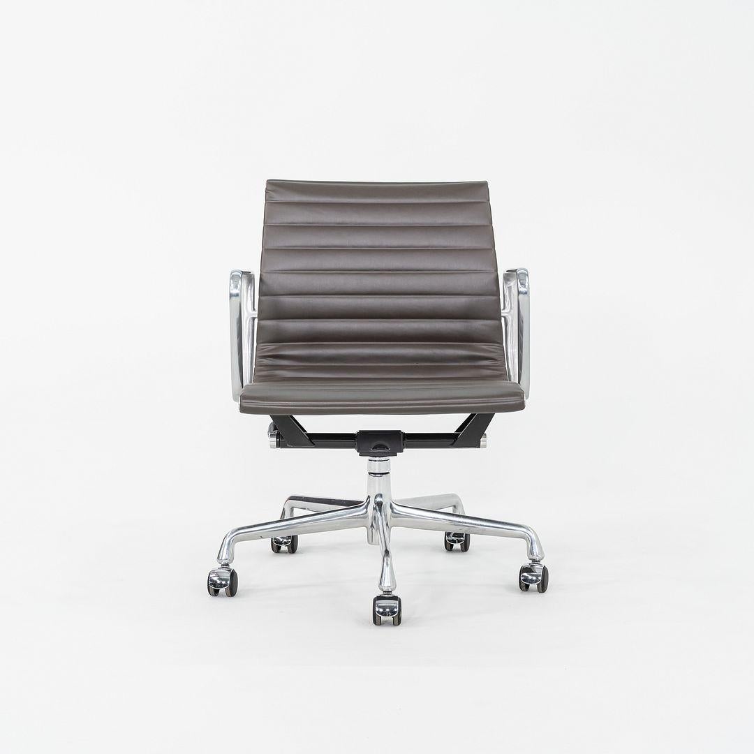 2010 Herman Miller Eames Aluminum Group Management Schreibtischstuhl in braunem Leder (Moderne) im Angebot