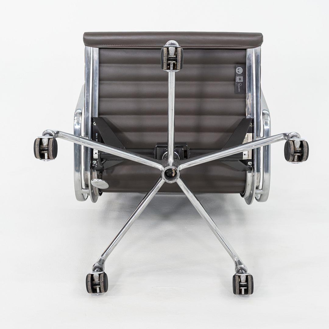 2010 Herman Miller Eames Aluminum Group Management Schreibtischstuhl in braunem Leder (amerikanisch) im Angebot