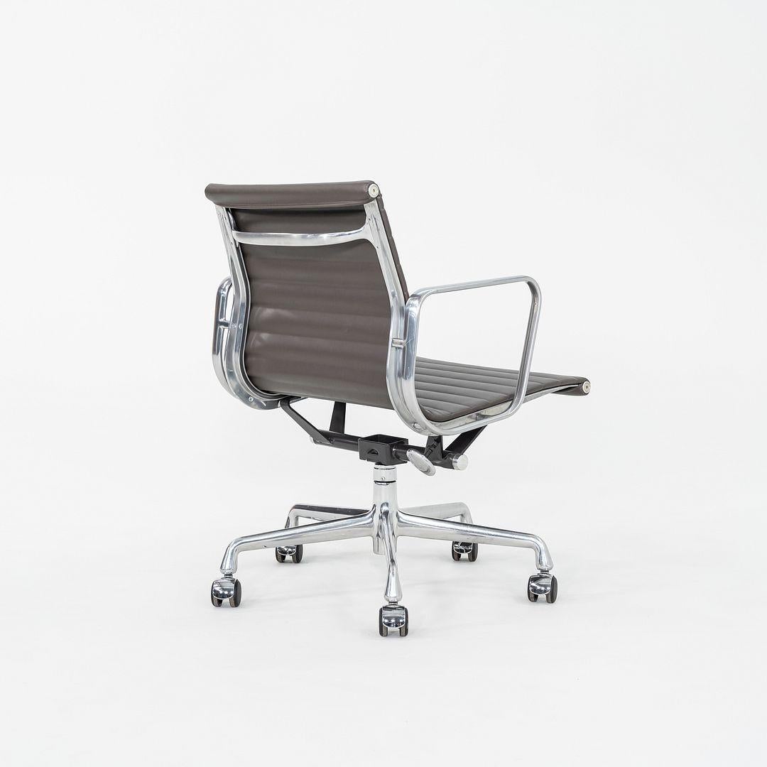 2010 Herman Miller Eames Aluminum Group Management Schreibtischstuhl in braunem Leder (21. Jahrhundert und zeitgenössisch) im Angebot