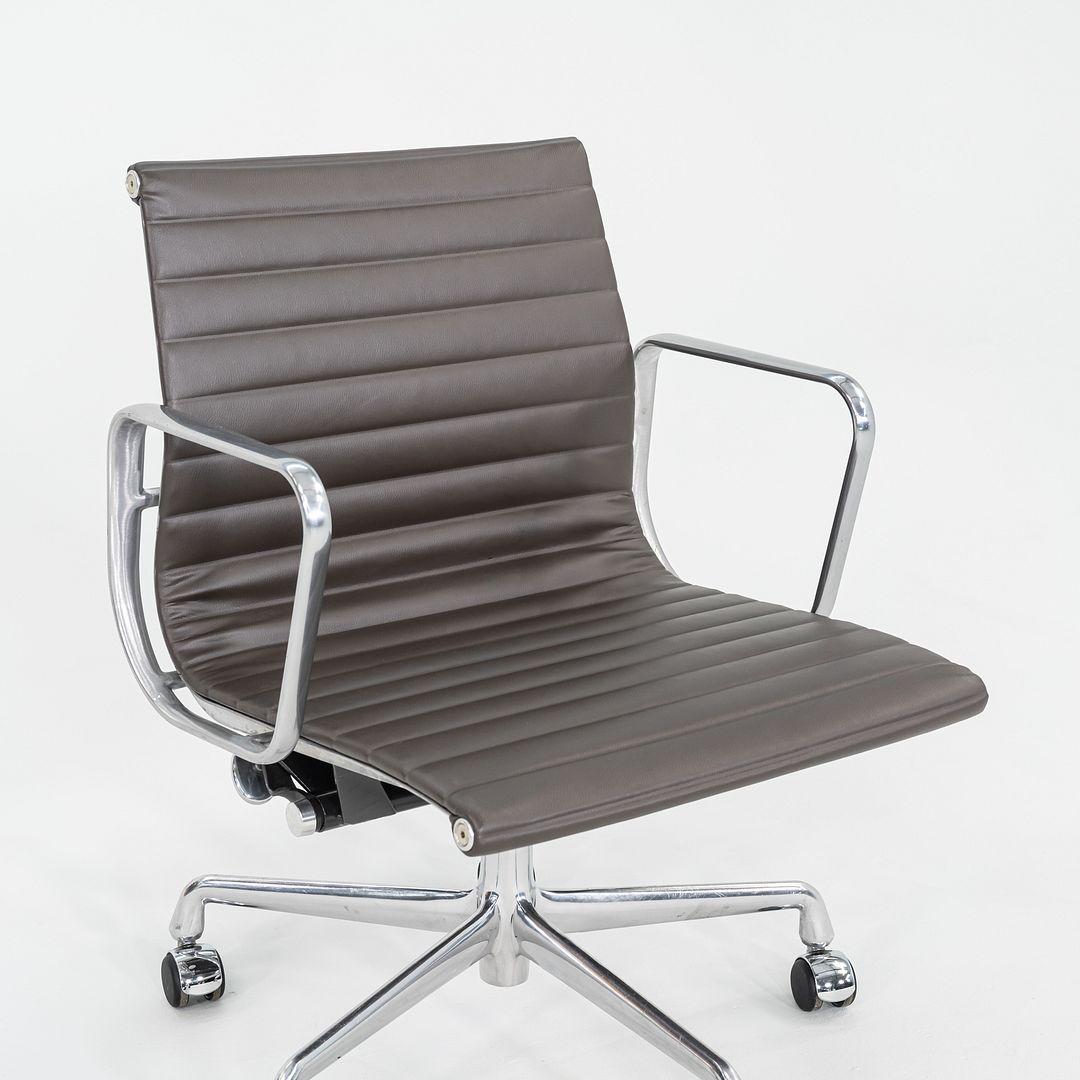 2010 Herman Miller Eames Aluminum Group Management Schreibtischstuhl in braunem Leder (Aluminium) im Angebot