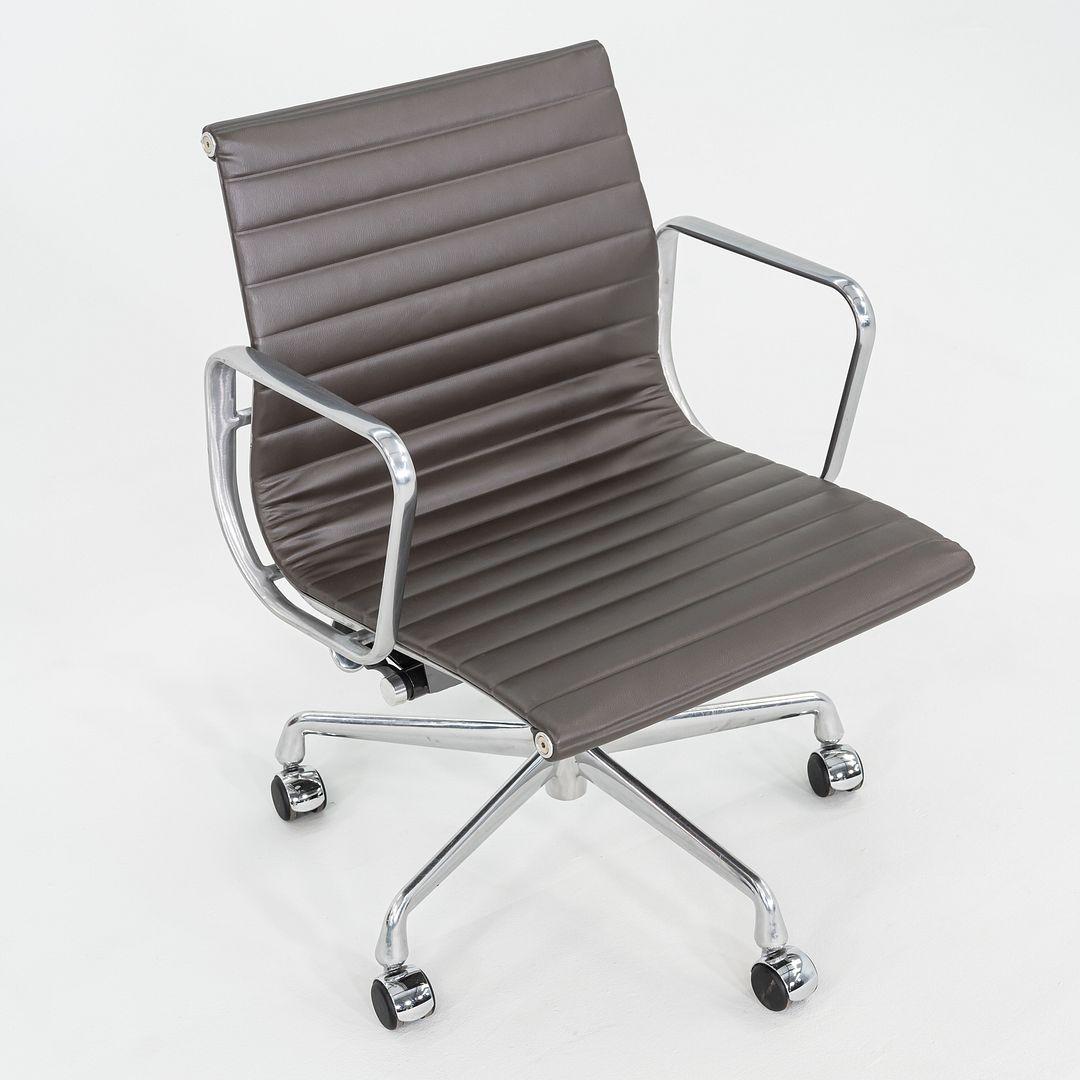 2010 Herman Miller Eames Aluminum Group Management Schreibtischstuhl in braunem Leder im Angebot 1