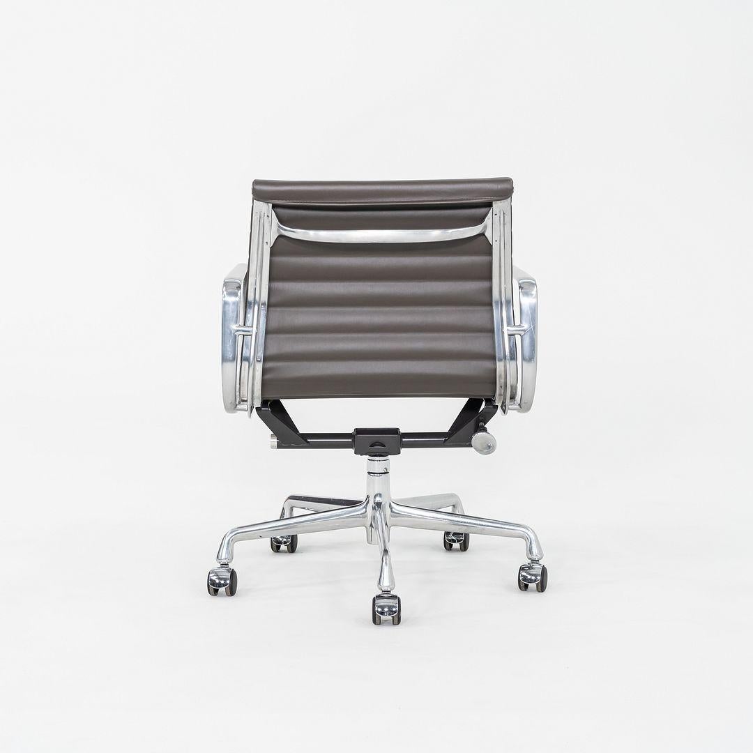 2010 Herman Miller Eames Aluminum Group Management Schreibtischstuhl in braunem Leder im Angebot 2