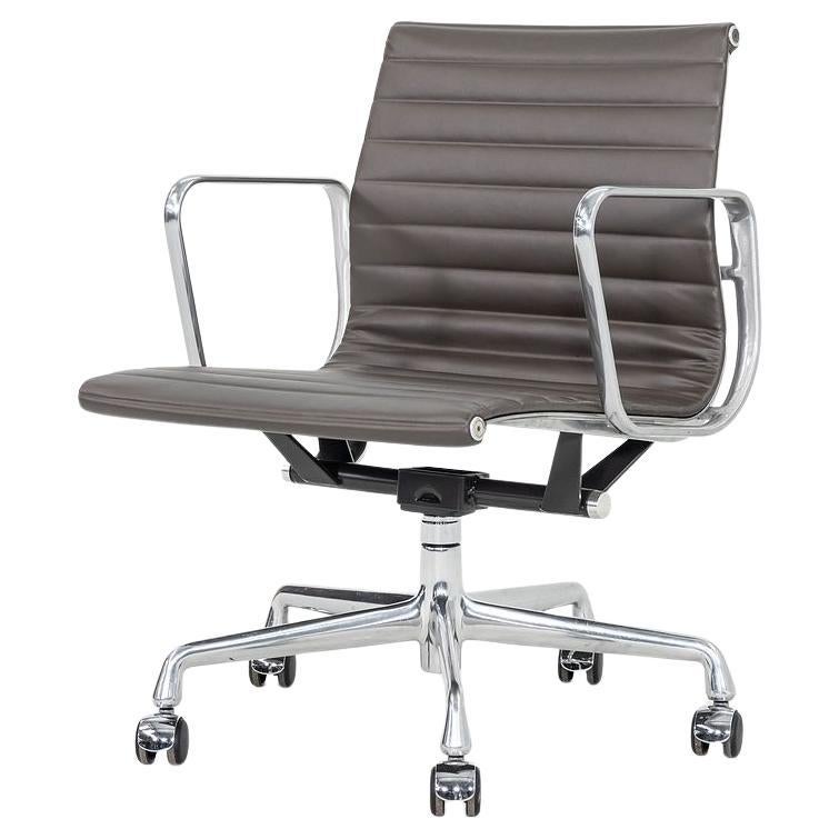 2010 Herman Miller Eames Aluminum Group Management Schreibtischstuhl in braunem Leder