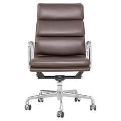 2010 Herman Miller Eames Soft Pad Executive Desk Chair en cuir Brown