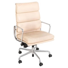 Silla de escritorio Eames Soft Pad Executive 2010 de Herman Miller en piel color trigo
