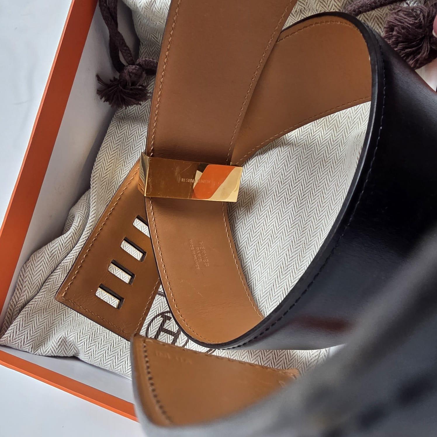 Hermes Collier de Chien schwarzer Box-Ledergürtel mit goldenen Beschlägen. Klassisches Hermes-Stück. Leichte Schrammen und Kratzer auf dem Leder. Leichte Abnutzungserscheinungen an der Hardware. Größe 80. Wird mit Staubbeutel und Box geliefert.