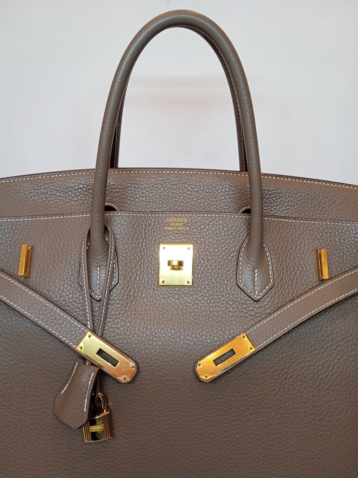 Rare birkin 40 in etoupe togo leather with gold hardware. Stamp square N (2010). Comes with its dust bag, tools, and raincoat. Slight signs of wear and loss of structure on the body leather. Minor scuffing on the corners. Minor dents on the bottom