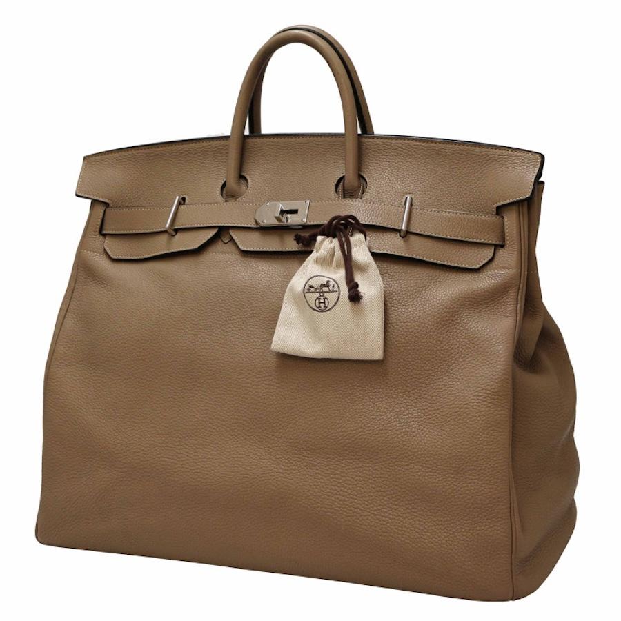 Amazing Hermès Haut à courroies HAC 50 in dove grey leather
Condition : very good
Made in France
Material : Togo leather
Color : gris tourterelle (dove grey)
Measurements : 50 x 43 x 26 cm
Letter : N in a square
Year : 2010
Hardware: silver finish