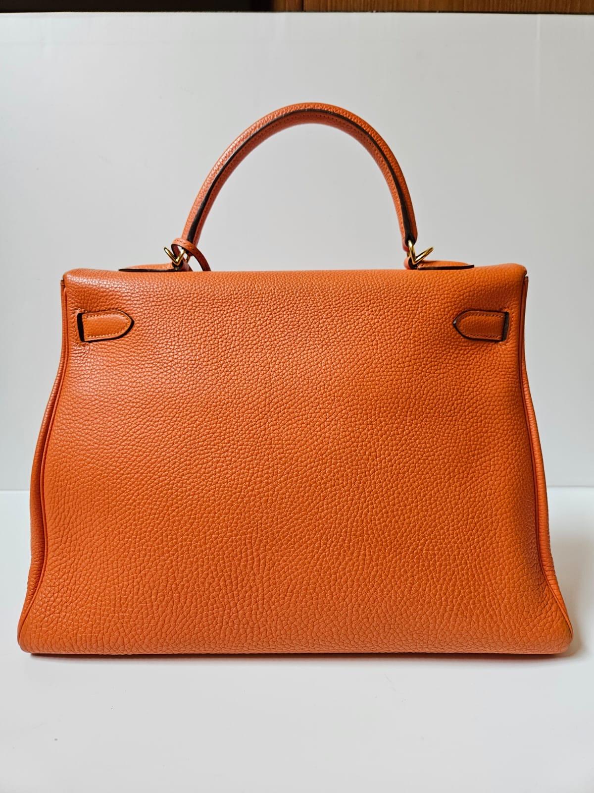 Classic kelly 35 in signature hermes orange with gold hardware. Togo leather. Minor signs of wear, faint creasing and rubbing on the corners. Light scratches on the hardware. Stamp square N (2010). Comes with its tools, dust bag and strap.