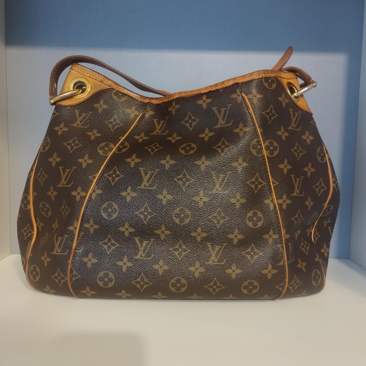 Vintage
Year 2010
Monogram canvas
Single leather handle
2 Internal pockets + phone holder
Cm 38 x 28 x 12 (14,96 x 11 x 4,72 inches)
Express shipping included in the price !