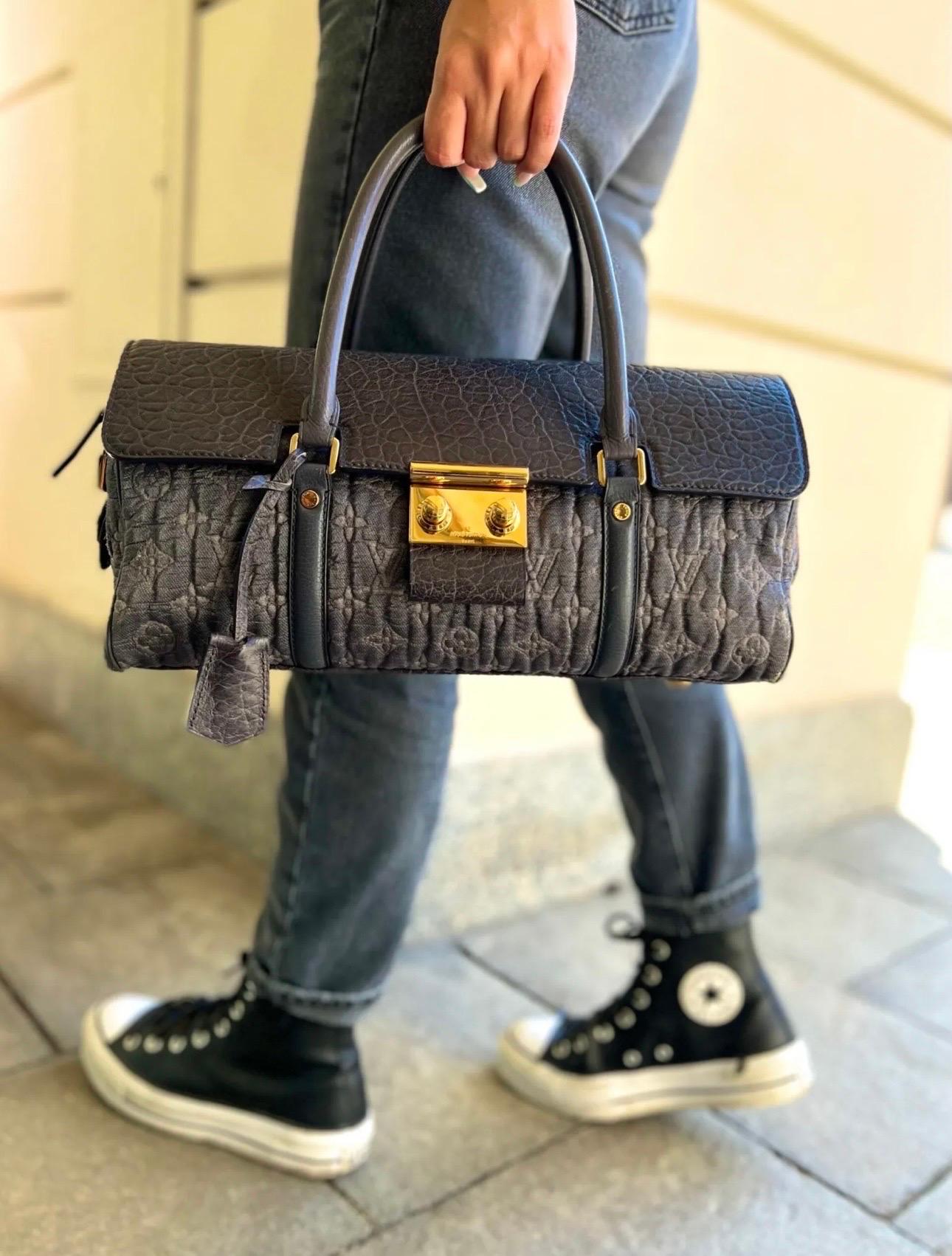 Louis Vuitton signed bag, Volupte Psyche model, limited edition, made in blue leather with gold hardware.

Equipped with a flap closure with interlocking, internally lined in black fabric, quite large.

Equipped with a double rigid leather handle