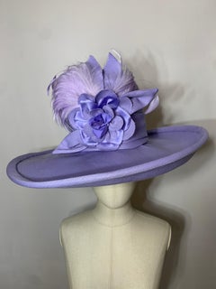 2010 Maison Michel Chapeau à large bord en lin lavande avec plume et bouquet floral
