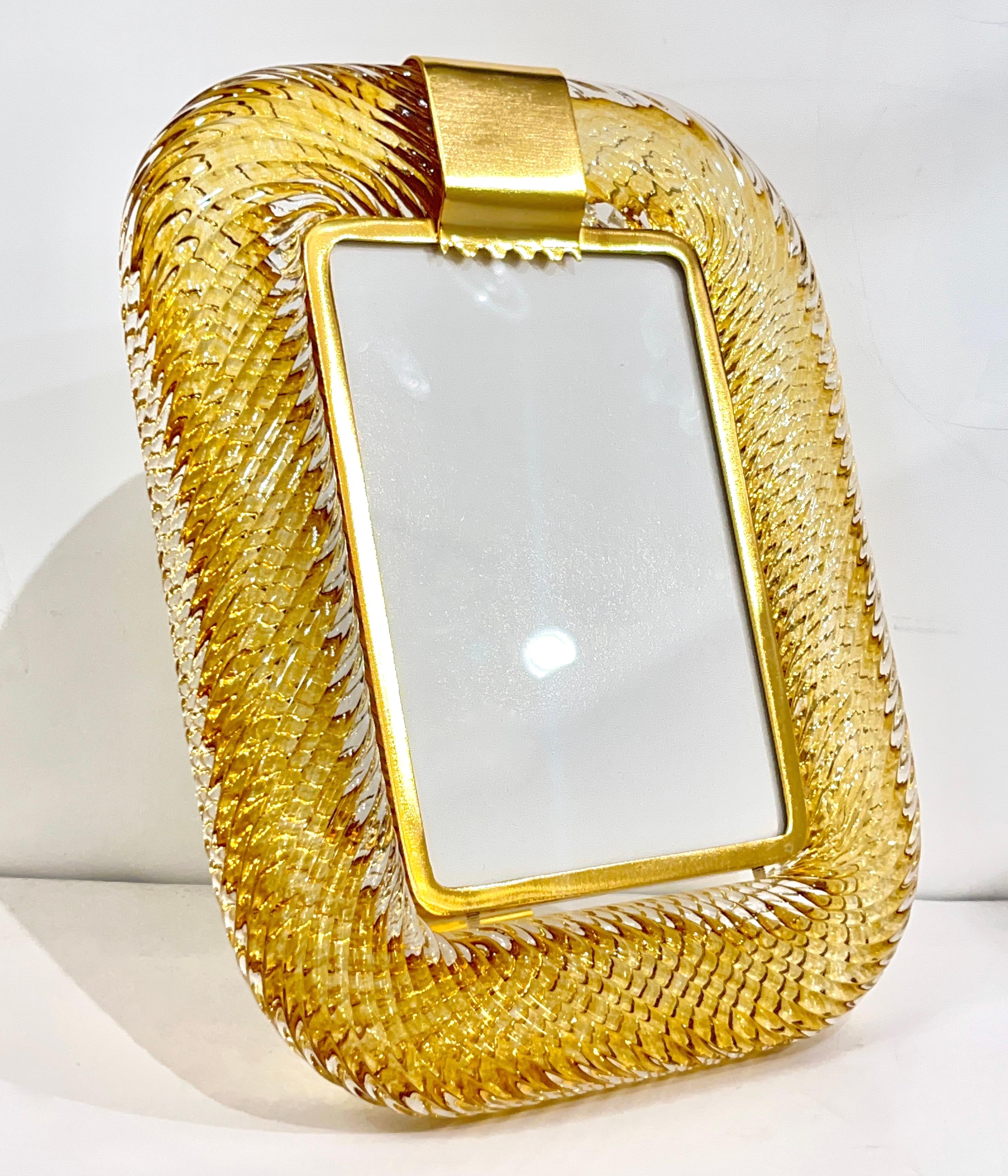 Portarretratos de latón de cristal de Murano retorcido de ámbar dorado italiano moderno de 2010 en venta 2