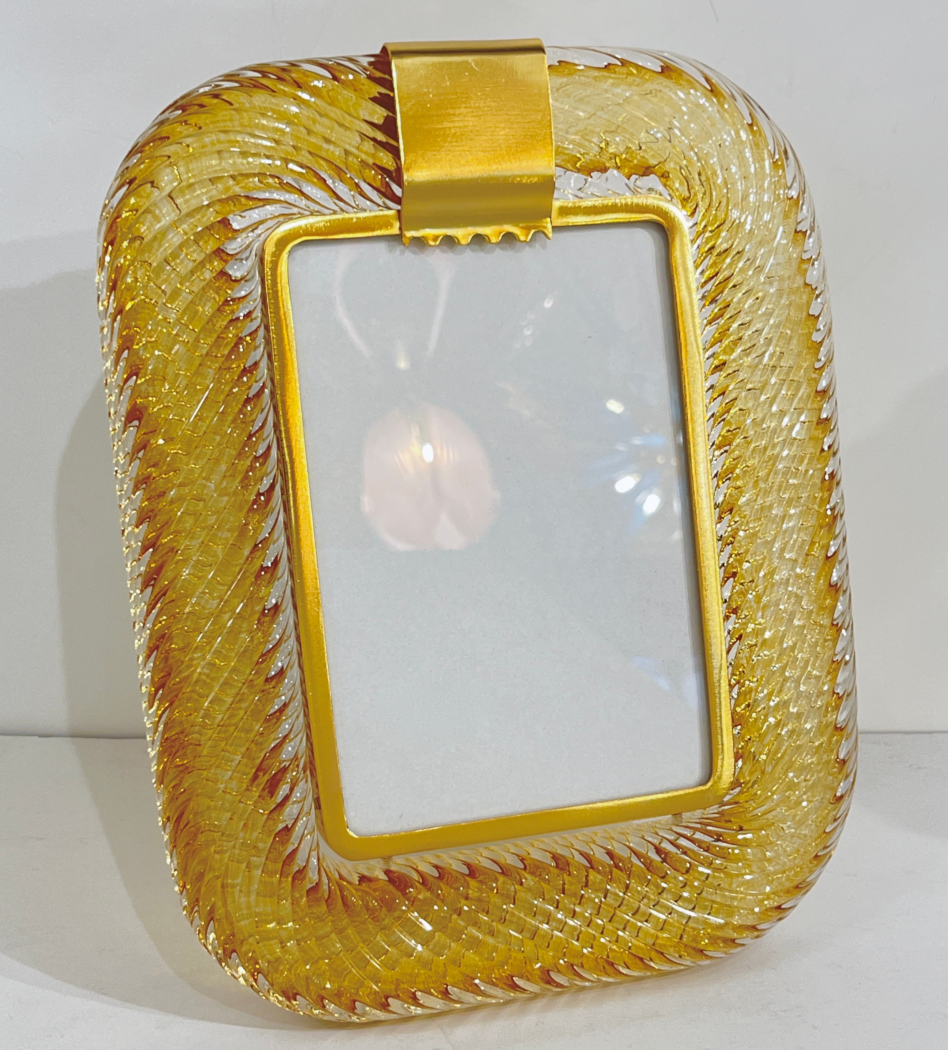 Portarretratos de latón de cristal de Murano retorcido de ámbar dorado italiano moderno de 2010 en venta 2