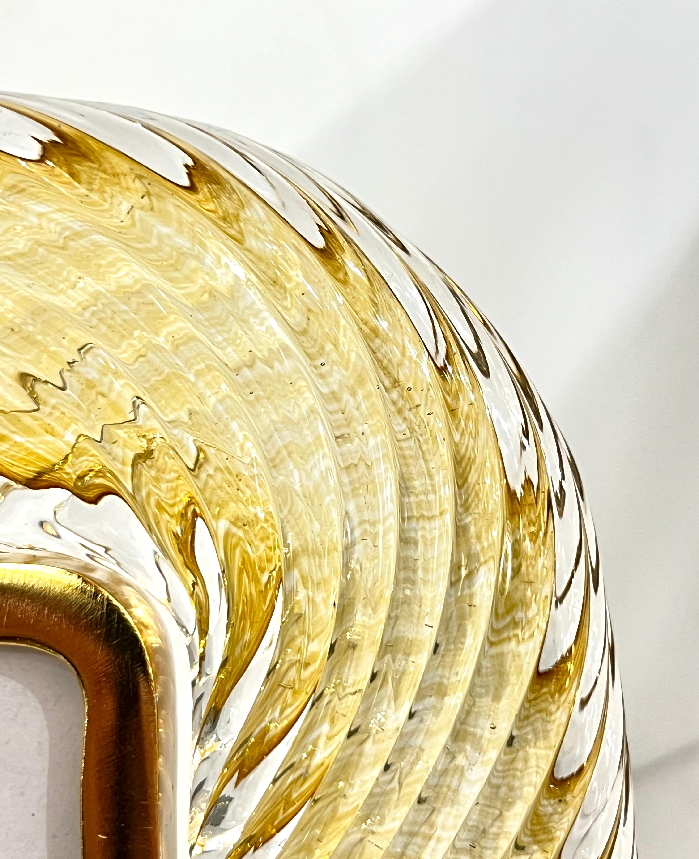 Portarretratos de latón de cristal de Murano retorcido de ámbar dorado italiano moderno de 2010 Tallado a mano en venta