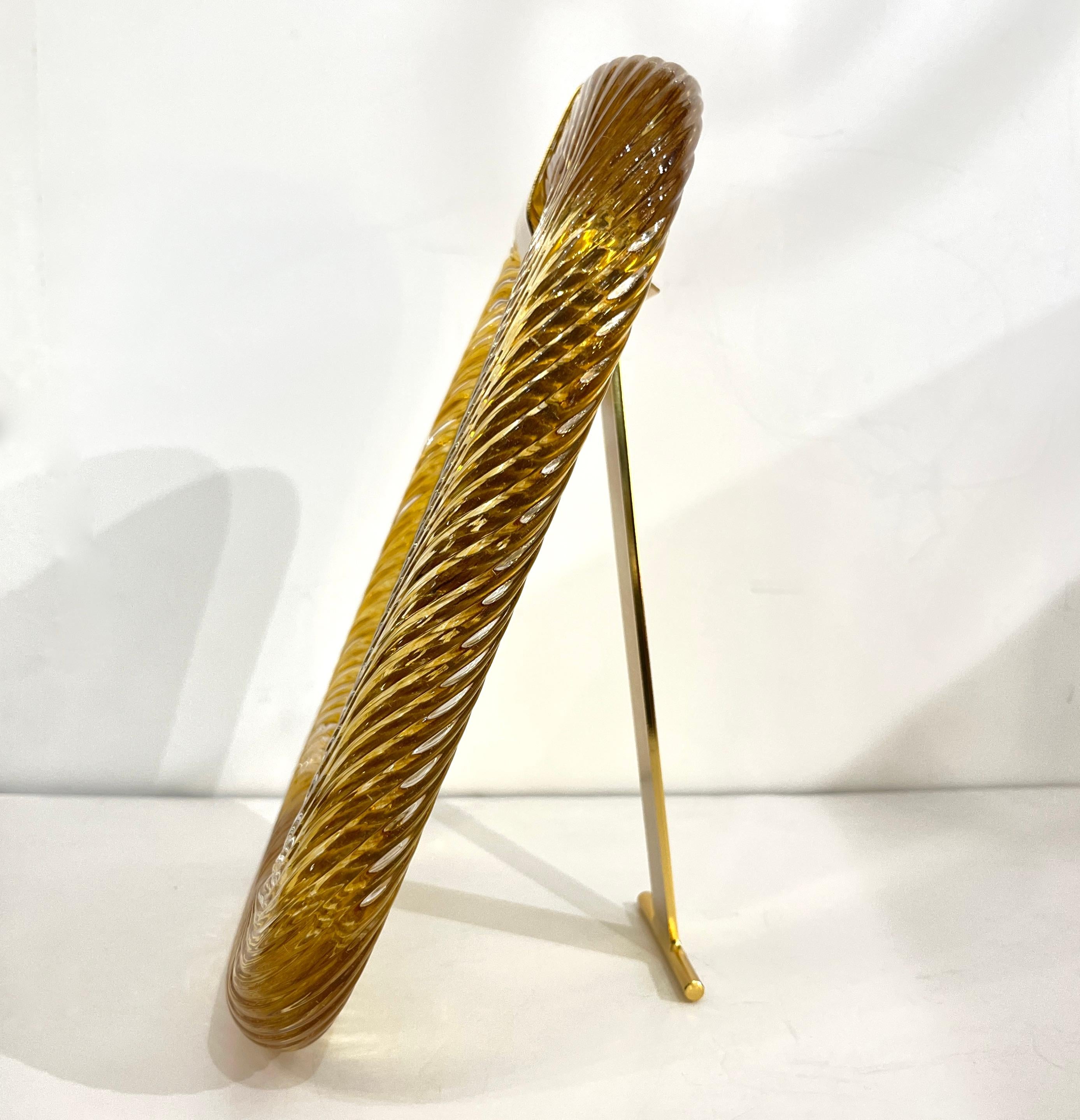 Portarretratos de latón de cristal de Murano retorcido de ámbar dorado italiano moderno de 2010 Siglo XXI y contemporáneo en venta