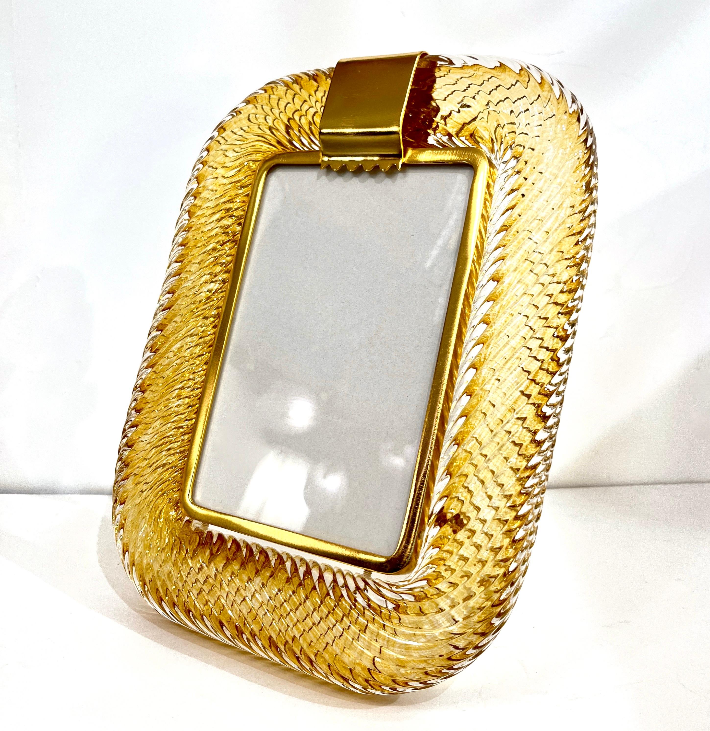 Portarretratos de latón de cristal de Murano retorcido de ámbar dorado italiano moderno de 2010 en venta 1