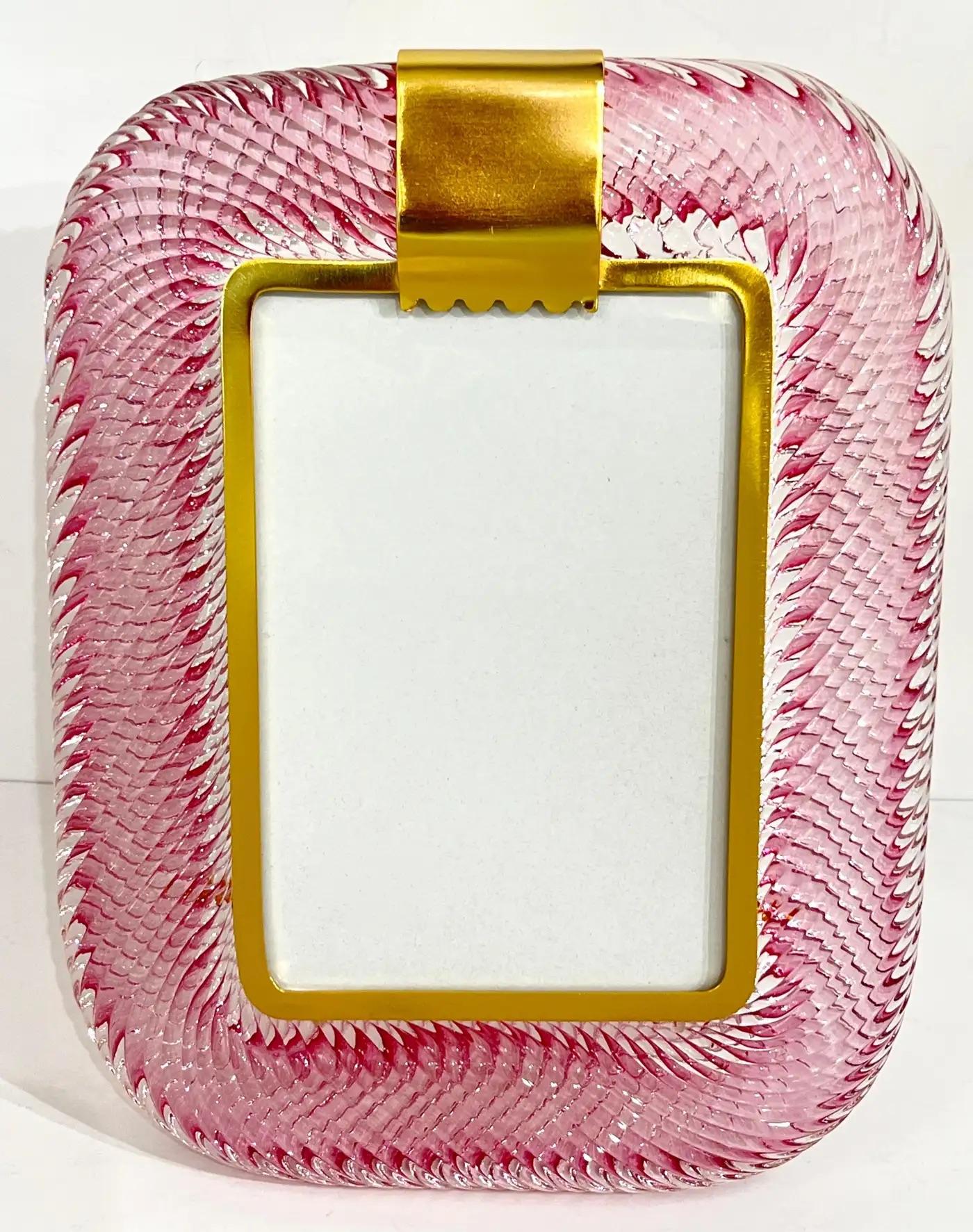 Ein raffinierter vertikaler Fotorahmen im modernen venezianischen Design aus mundgeblasenem Murano-Glas in einem kräftigen Rosa, überfangen mit Kristall. Die elegante Textur des eng gedrehten Glasrahmens aus hochwertigem Torchon akzentuiert