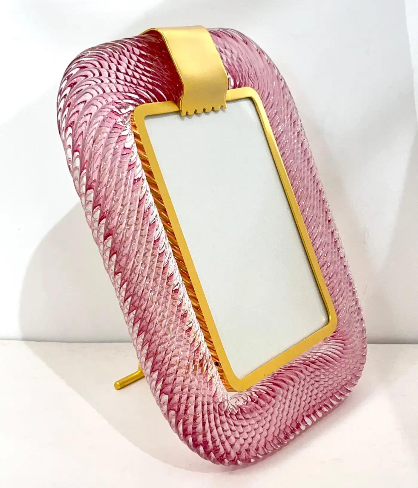 2010 Moderne italienische Rose Rosa Crystal Twisted Murano Glas Messing Bilderrahmen (Handgeschnitzt) im Angebot