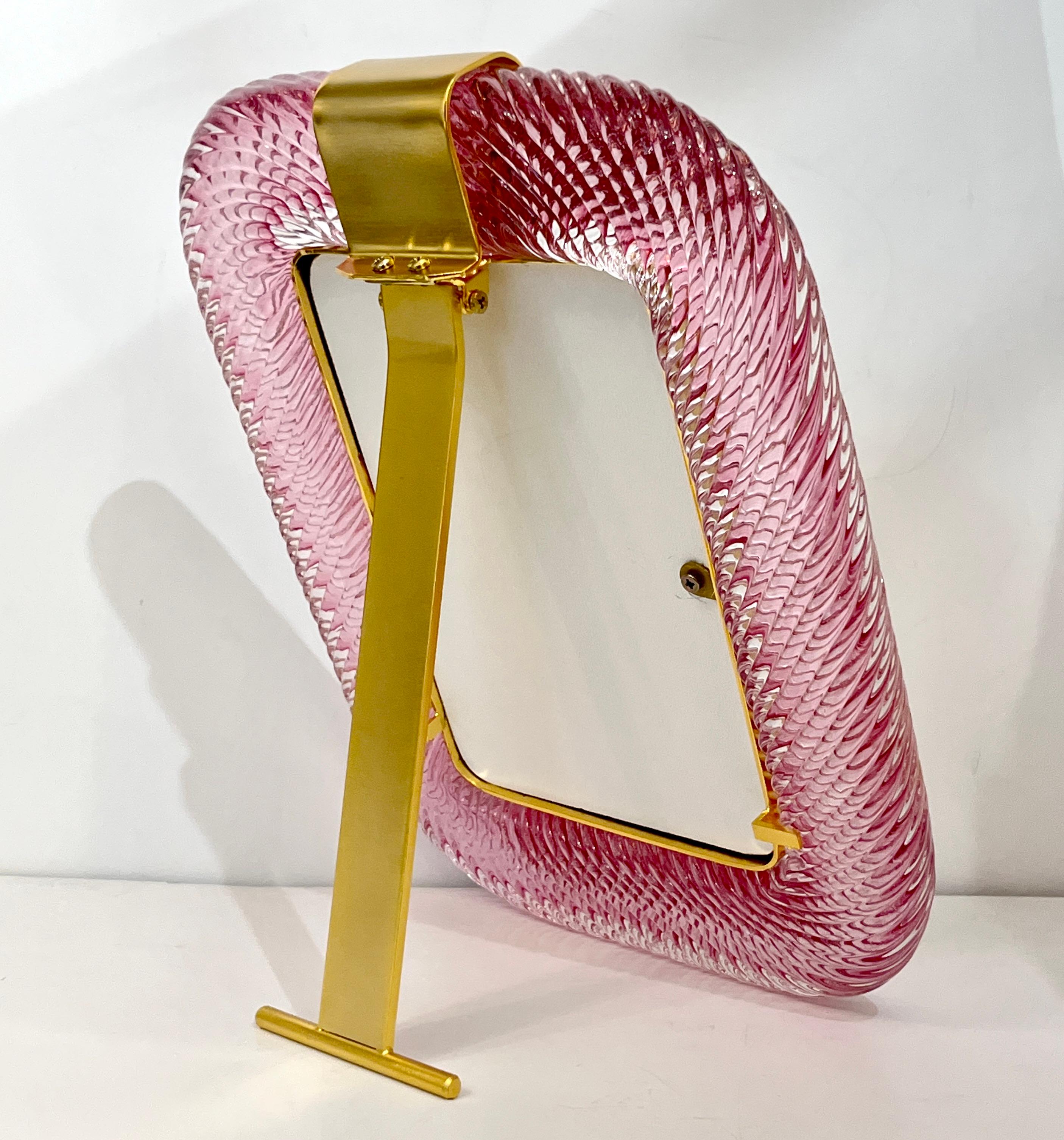 2010 Moderne italienische Rose Rosa Crystal Twisted Murano Glas Messing Bilderrahmen im Zustand „Hervorragend“ im Angebot in New York, NY