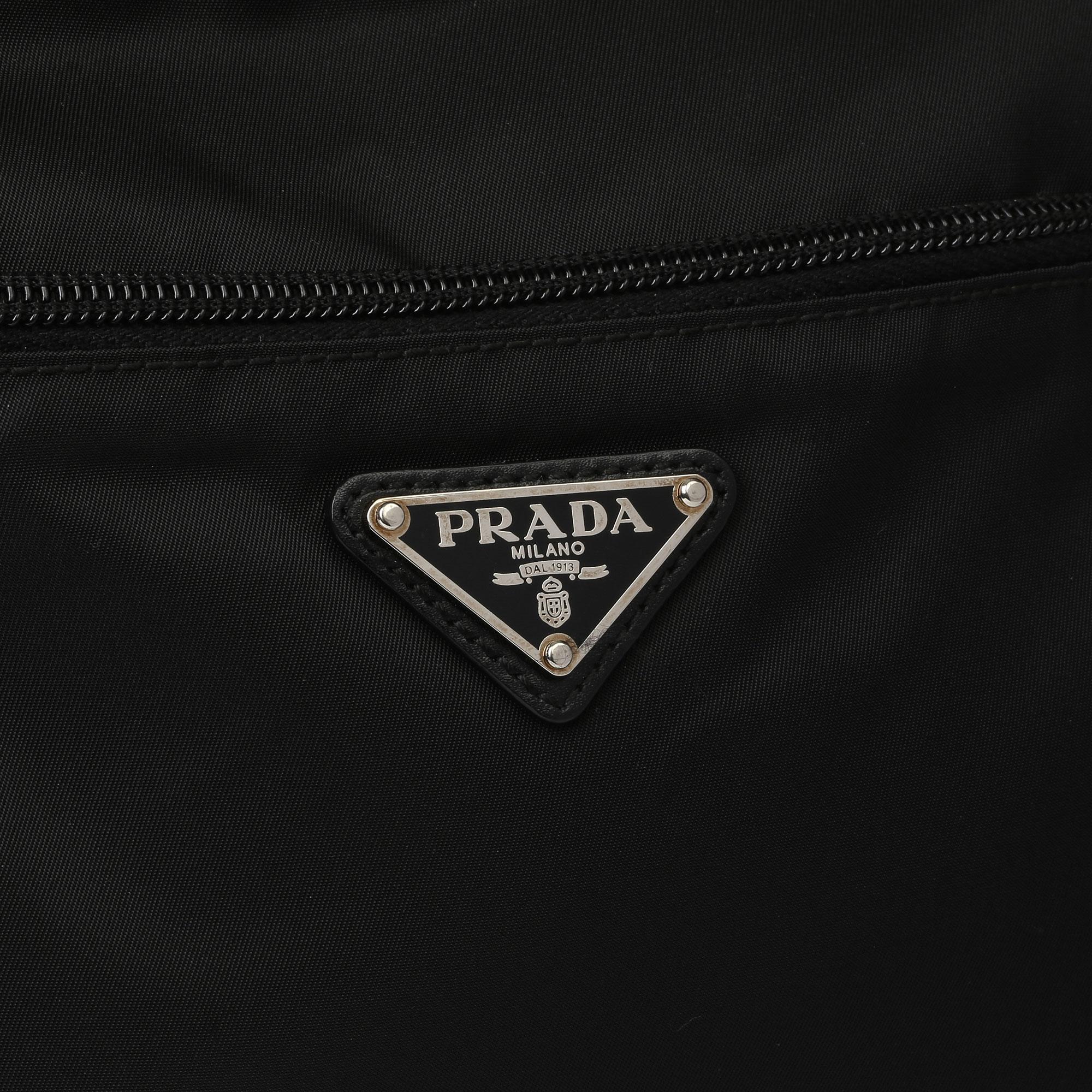 PRADA
Black Nylon & Calfskin Leather Camera Bag

Xupes Reference: HB3967
Serial Number: 165
Age (Circa): 2010
Accompanied By: Prada Dust Bag
Authenticity Details: Serial Tag (Made in Italy)
Gender: Unisex
Type: Shoulder, Crossbody

Colour: