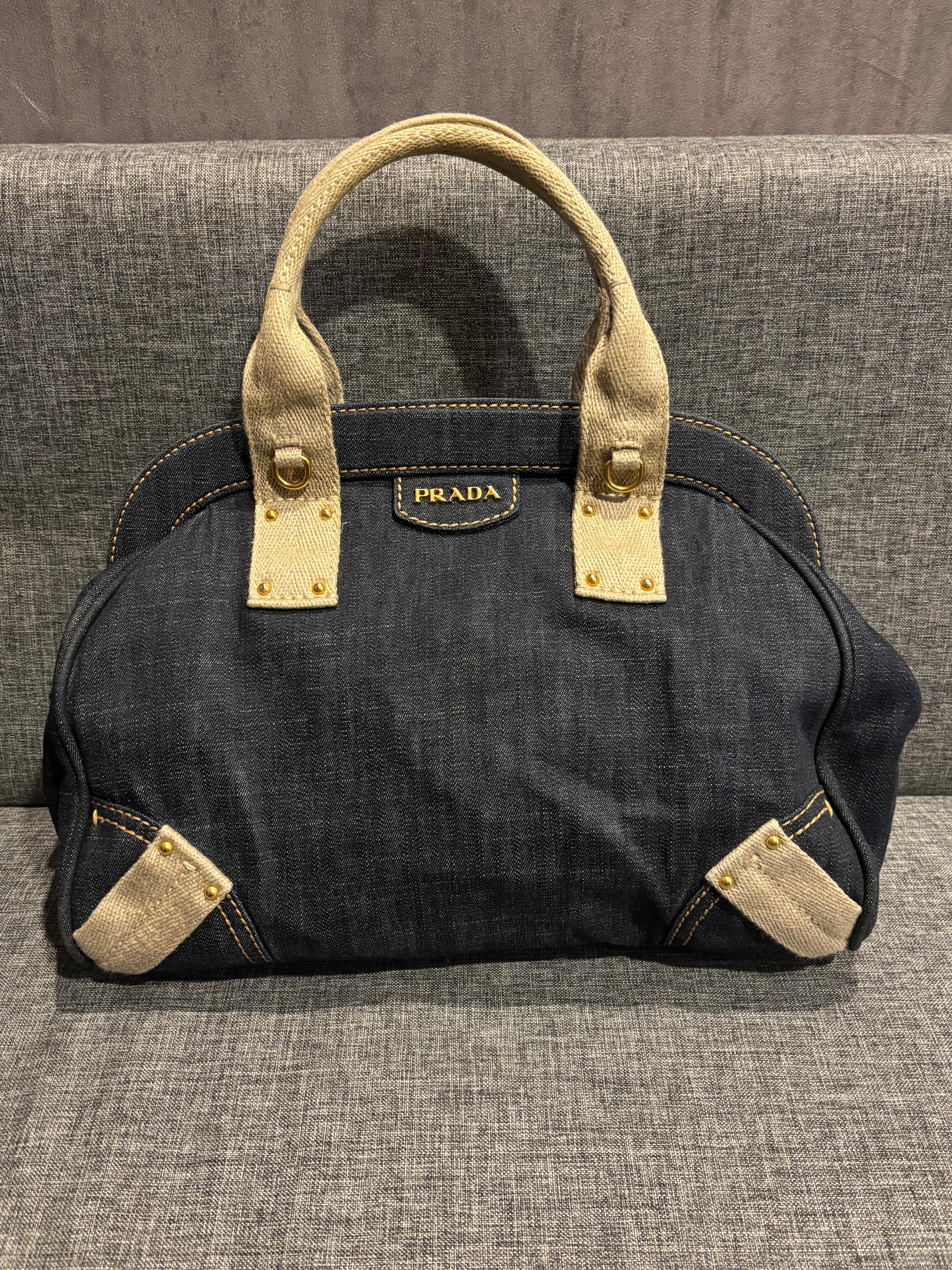 Prada Bowler-Tasche aus Denim mit weißen Stoffdetails. Leichte Alltagstasche, in die viel reinpasst. Wird so geliefert, wie es ist. In gutem Zustand, keine nennenswerten Abnutzungserscheinungen. Nur geringe Schmutzspuren. Wird nur mit seiner Karte