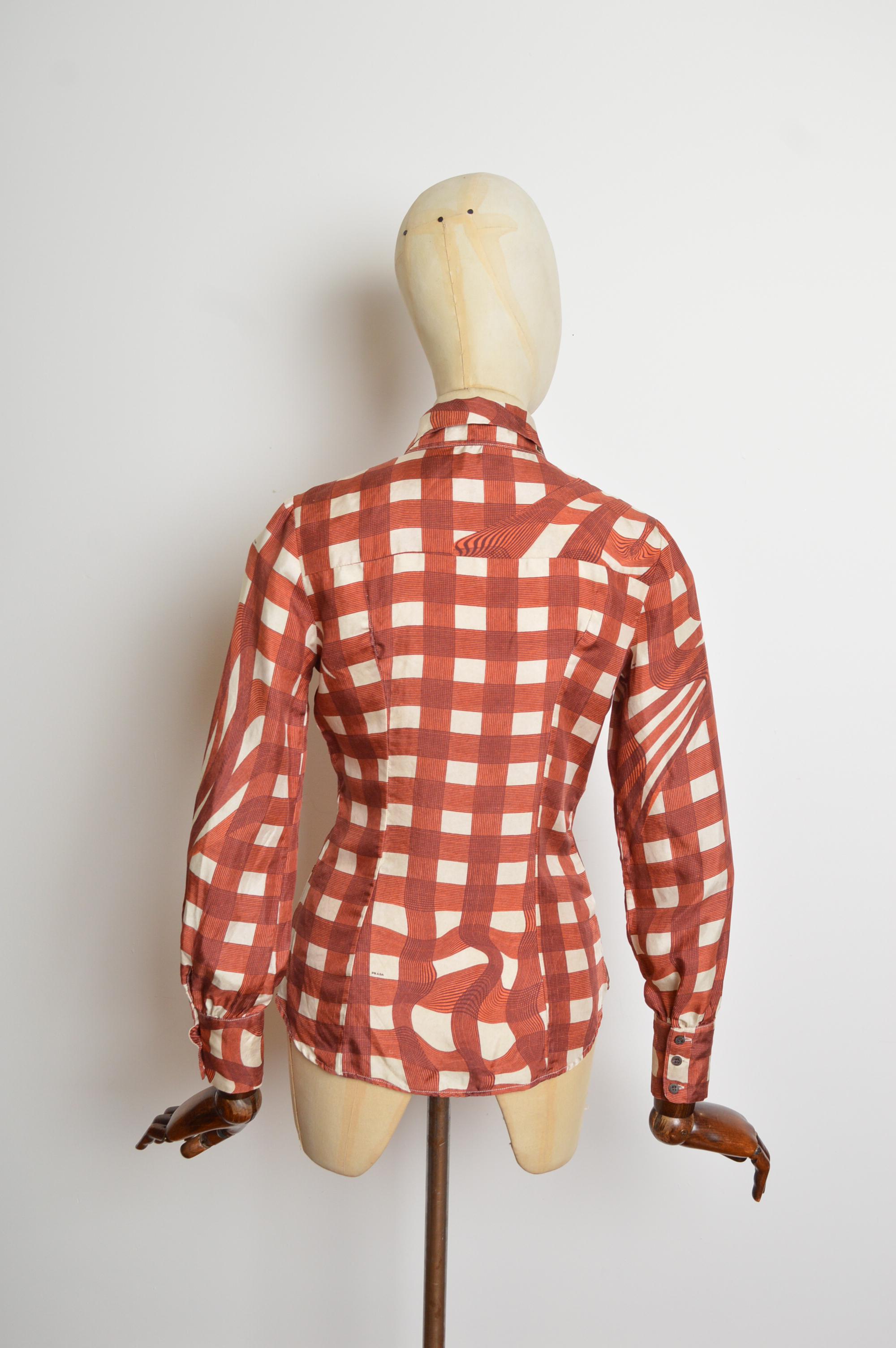 2010 Prada Camisa de Seda Pura Cobre y Crema con estampado de remolinos a cuadros - Blusa en venta 6