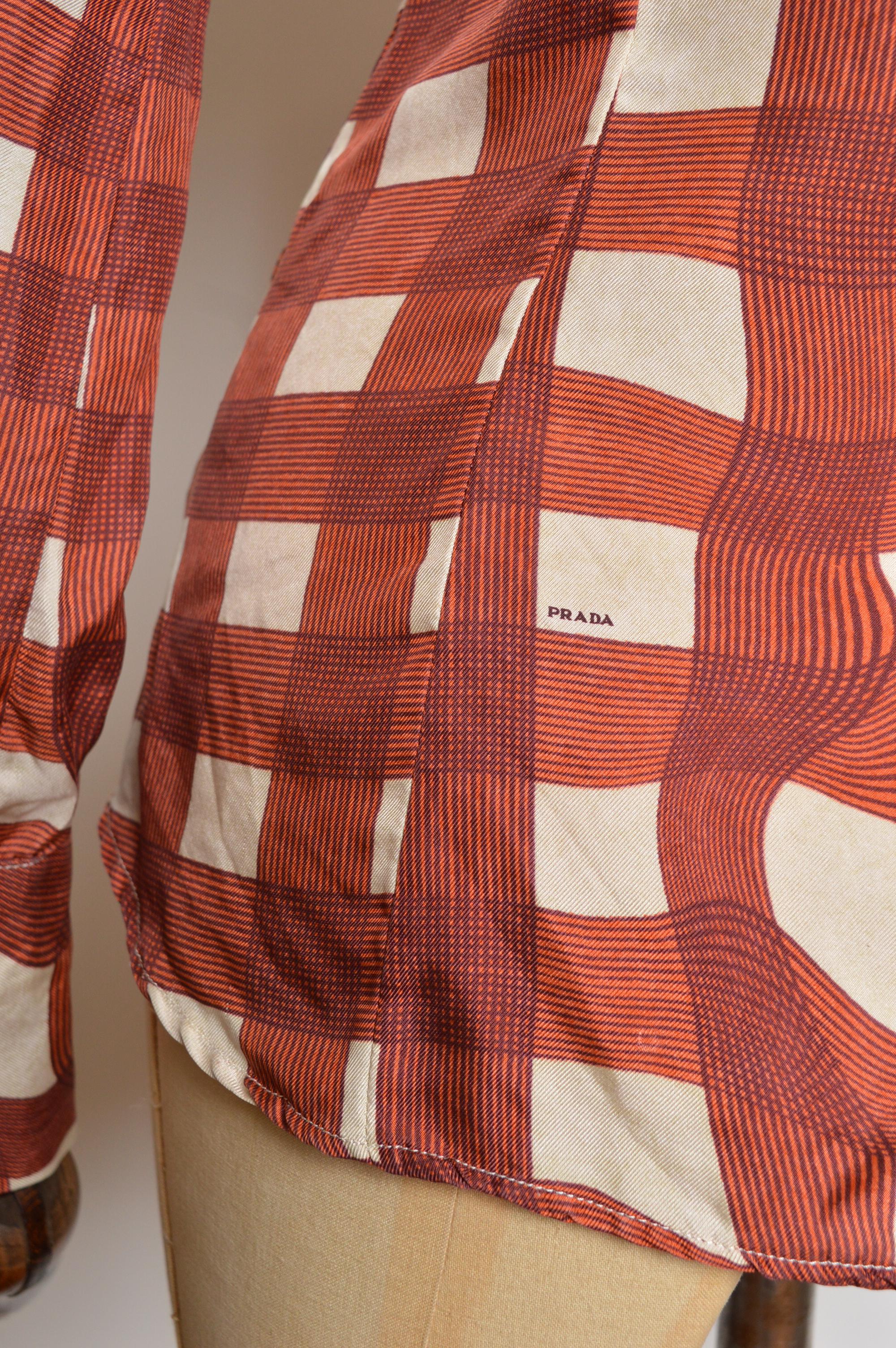 2010 Prada Camisa de Seda Pura Cobre y Crema con estampado de remolinos a cuadros - Blusa en venta 4
