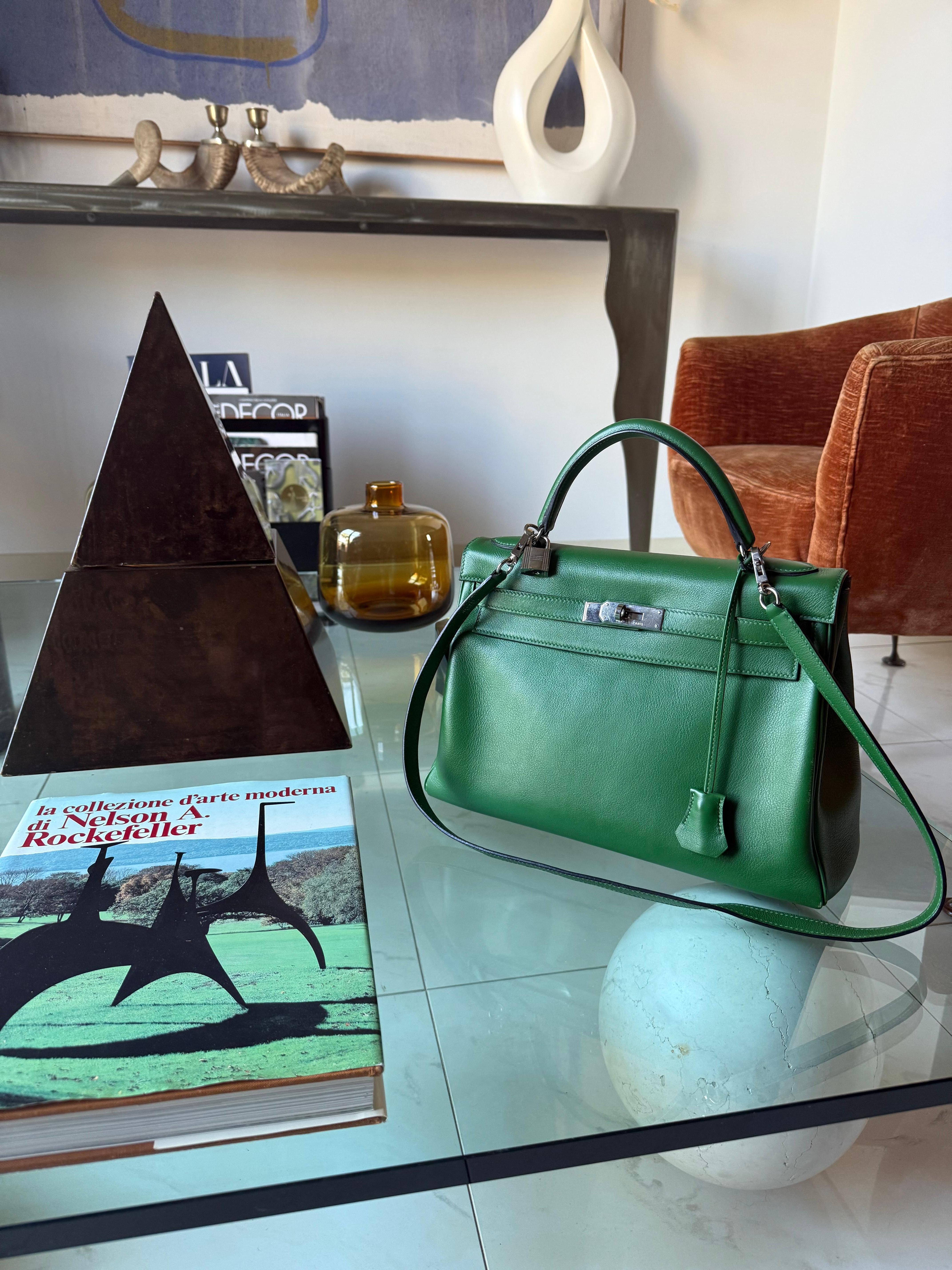 Incredibile ed iconica Hermès Kelly 32
Colore verde raro
Pelle
Hardware in palladio
Anno 2010
