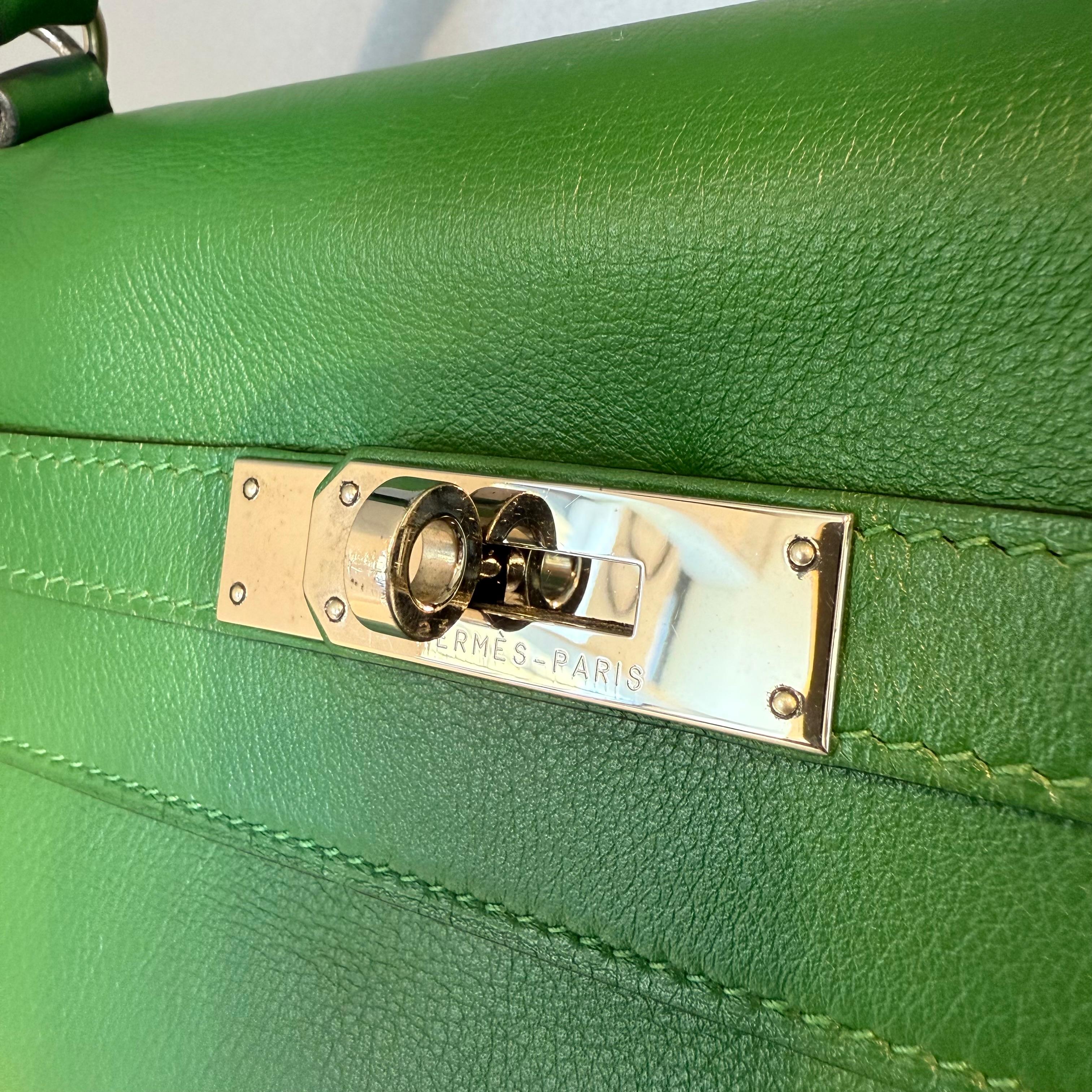 2010 Rara Hermès Kelly 32 Green PHW in vendita 1