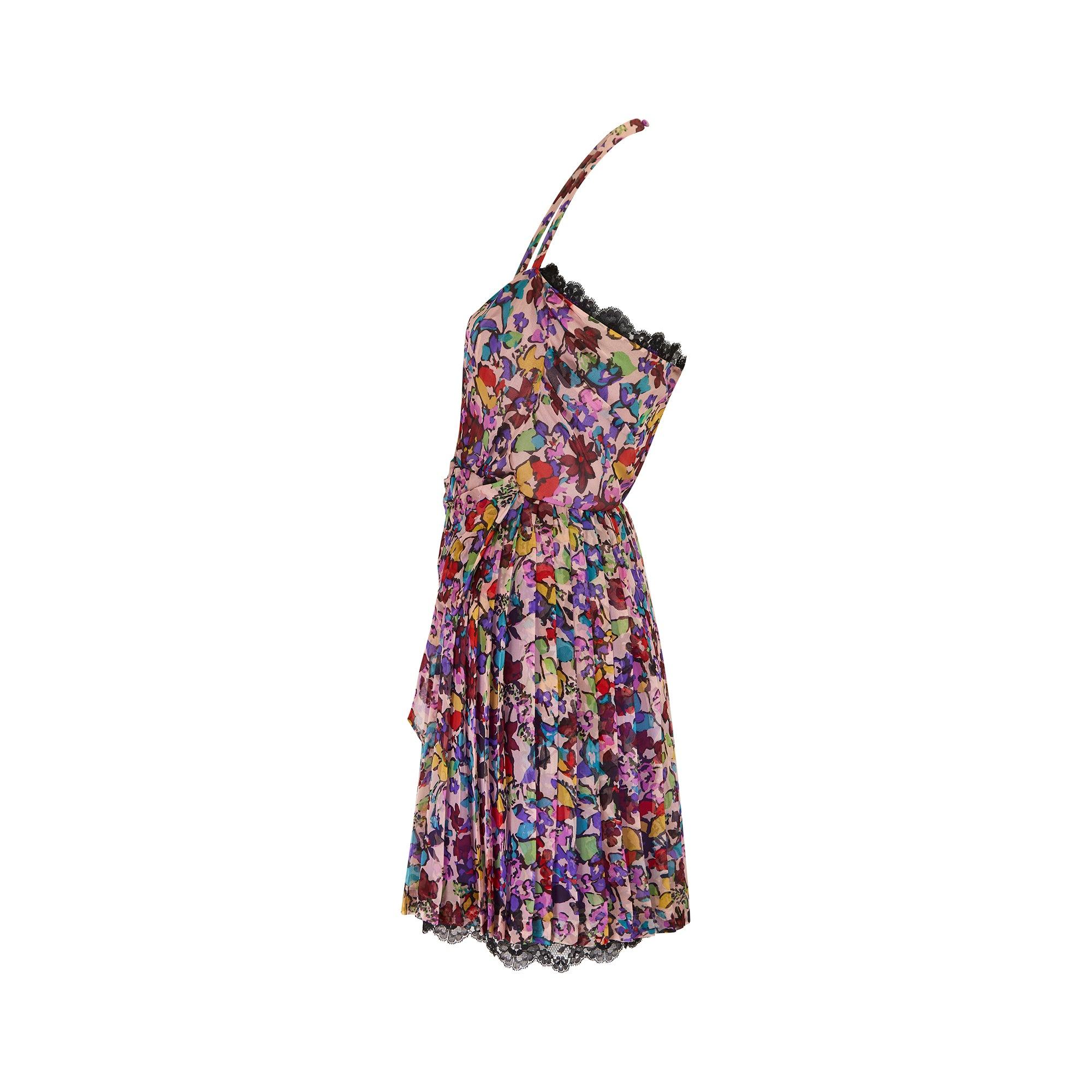 Apparue en tant que look 22 sur le défilé du printemps 2010, cette mini-robe en soie florale représente la marque Christian Dior dans ce qu'elle a de plus décontracté et de plus ludique. Il s'agit de l'un des derniers défilés de la maison sous la